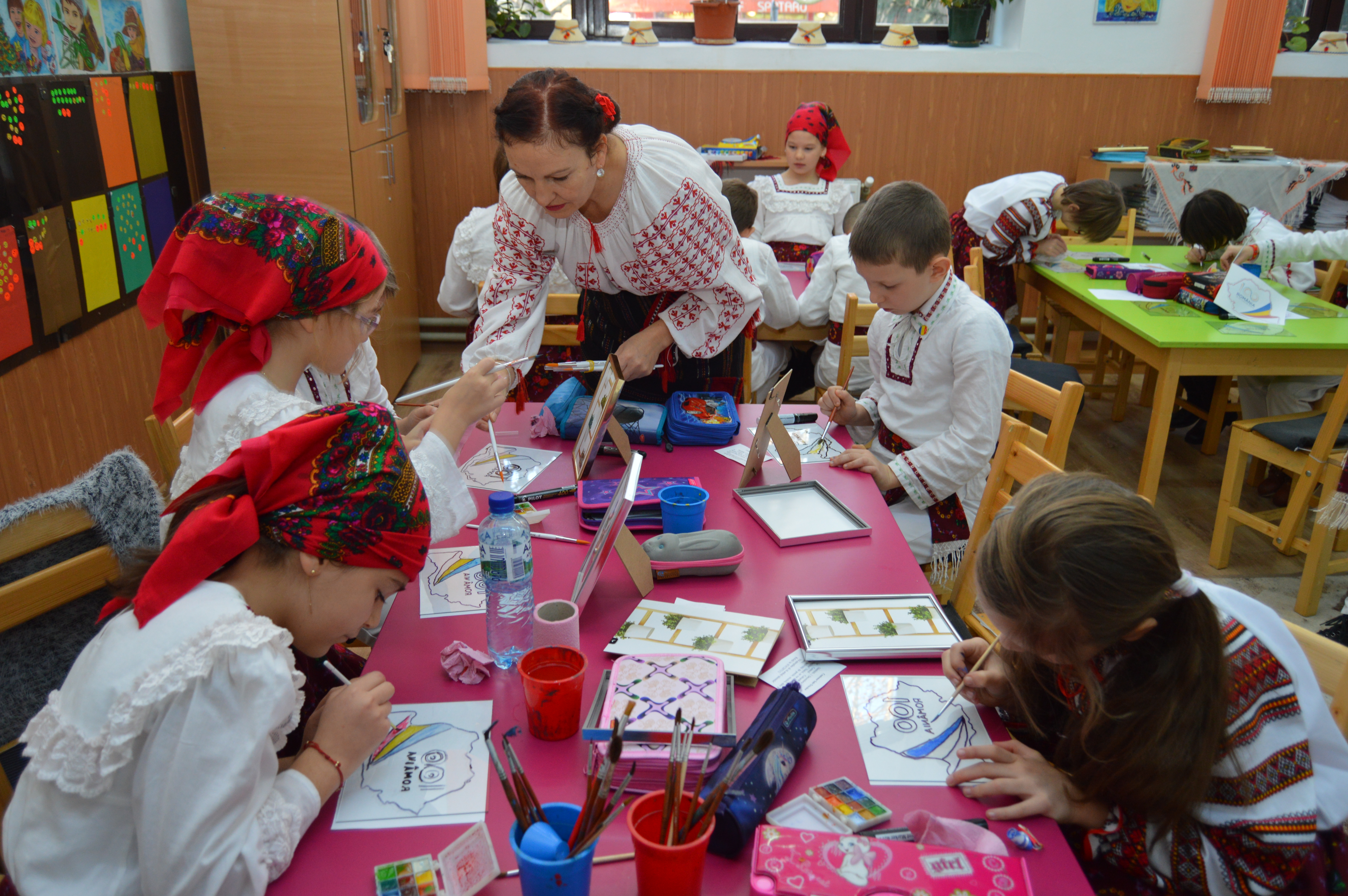 GALERIE FOTO/ Zeci de mii de elevi și cadre didactice din județul Vaslui au îmbrăcat costumele naționale. Mobilizarea a fost fără precedent în istoria județului