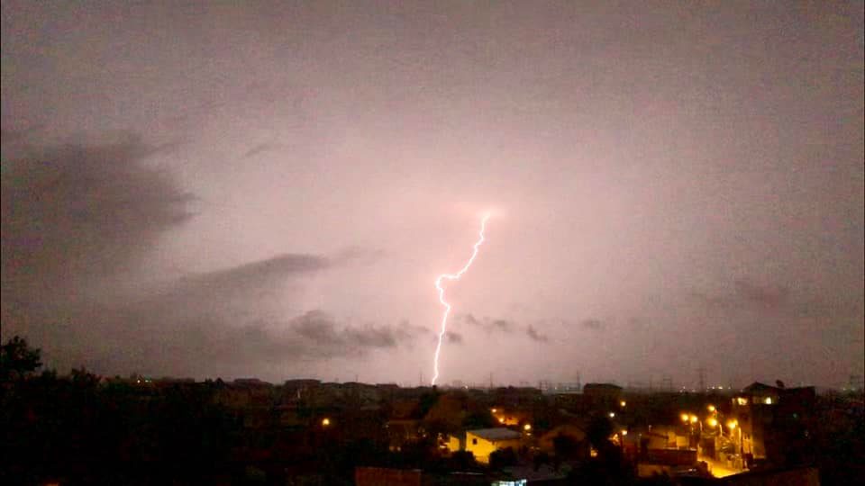 Furtună puternică, azi-noapte, în București. Cerul Capitalei brăzdat de fulgere