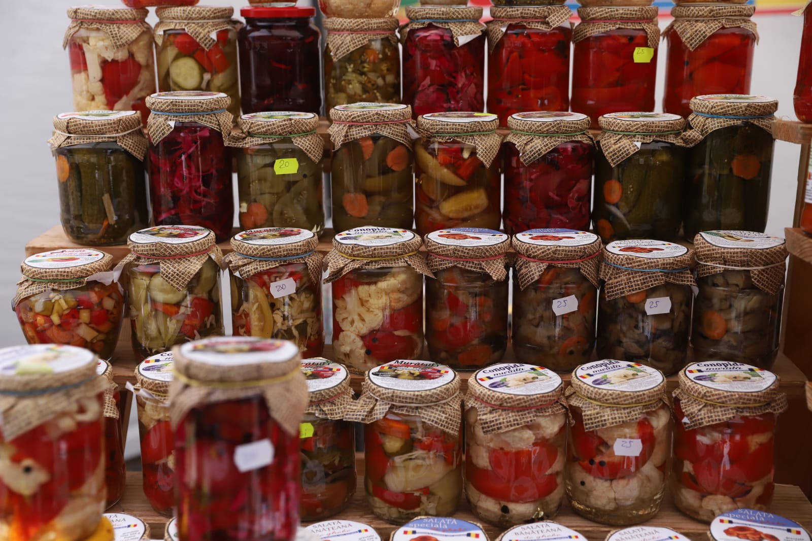 Târgul de Florii din București: se cumpără cașcaval de Pojorâta și cârnați de casă de la Covasna. Cât trebuie să scoateți din buzunar?
