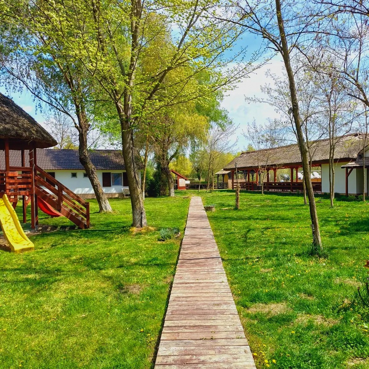Detalii în premieră despre insula privată cu pensiune și 3 hectare de teren scoasă la vânzare în Delta Dunării. Proprietarul „lasă” 700.000 de euro din prețul inițial