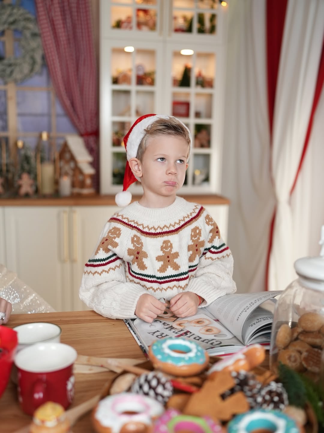 Imagini cu bradul de Crăciun împodobit de Dani Oțil și familia sa. Tiago a fost îmbrăcat în spiriduș