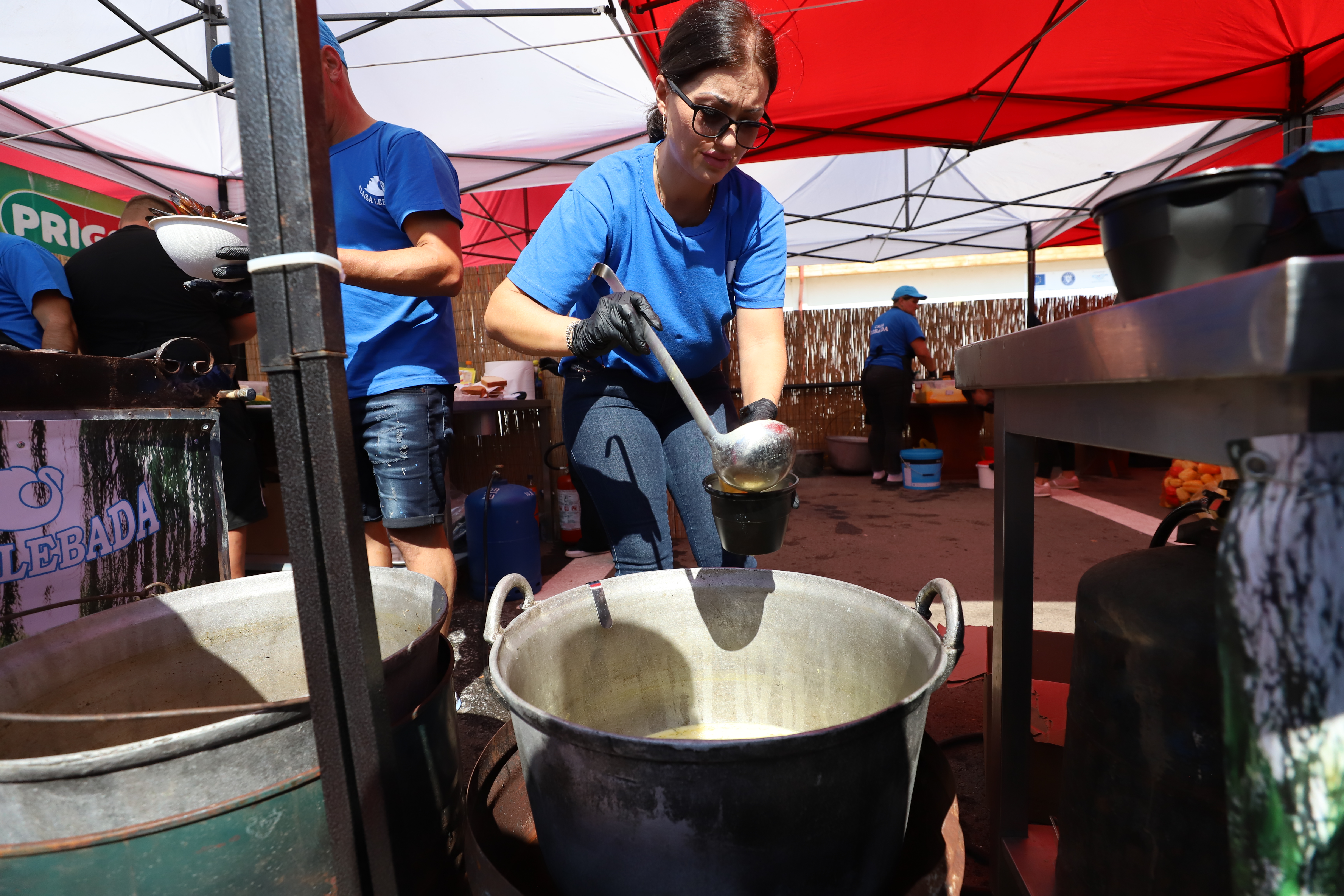 Secrete culinare de la Festivalul Borșului Lipovenesc din Jurilovca. Fără morcov, dar cu ardei și țicore de baltă: „Adevăratul gust îl dau oasele!” | FOTO REPORTAJ