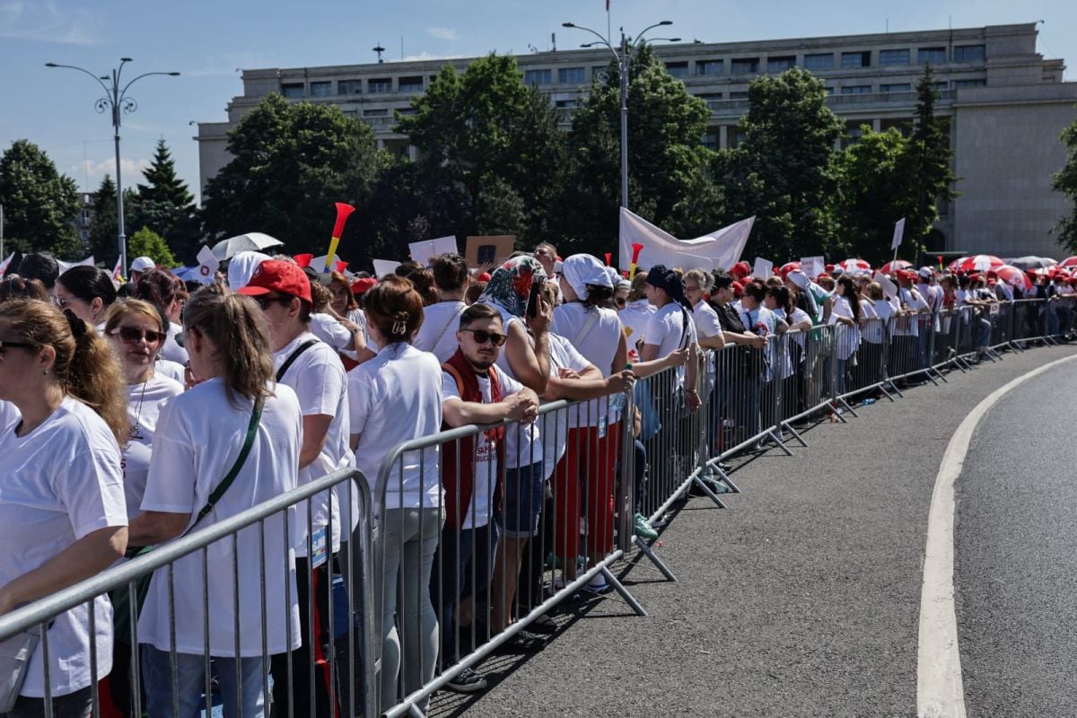 Proteste din cauza legii salarizării: sindicaliștii SANITAS, angajații de la Fabrica de Arme Cugir, ANAF și magistrații se revoltă
