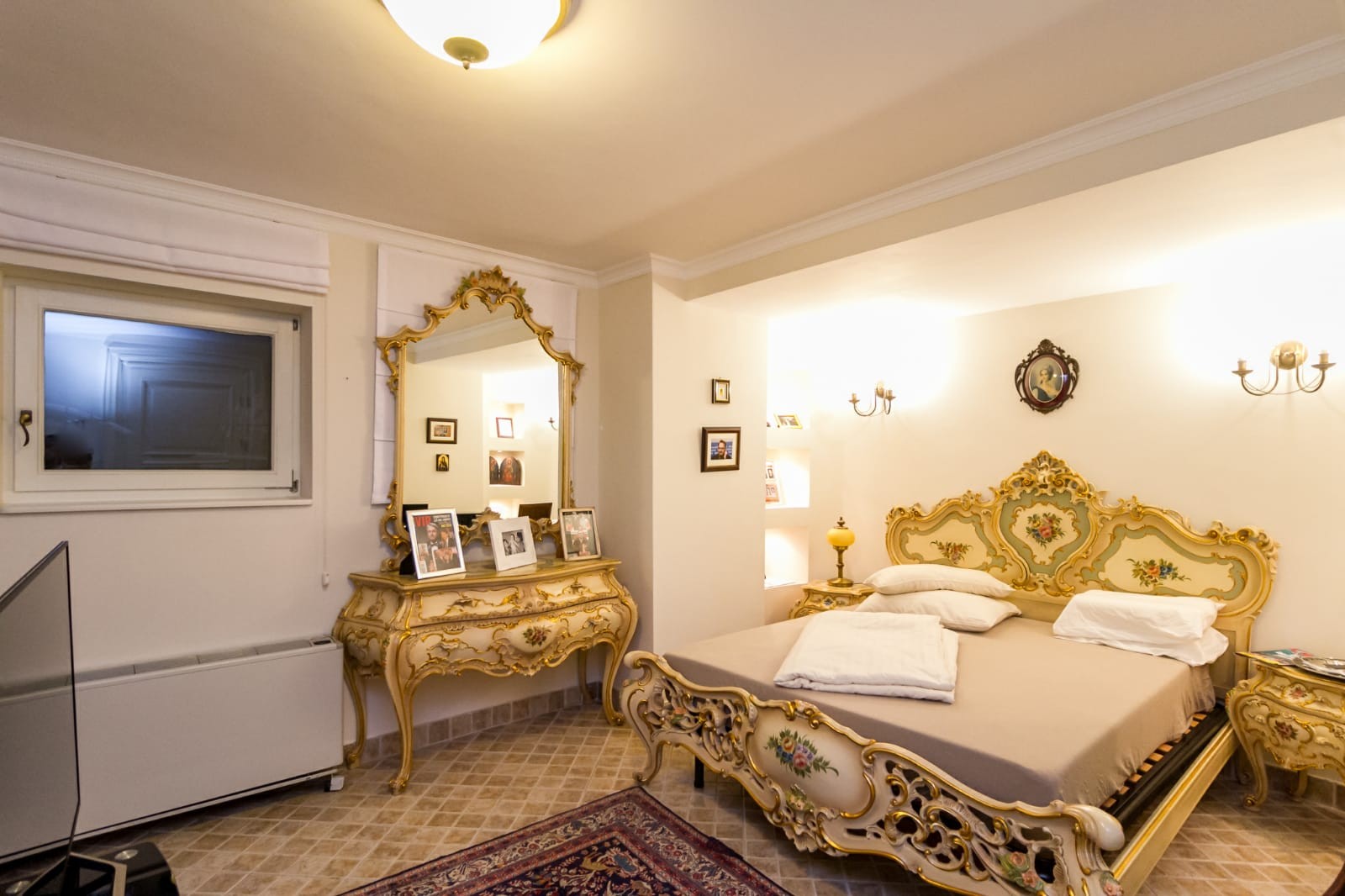 FOTO/ Cum arată vila dintr-o zonă de lux a Capitalei scoasă la vânzare cu aproape 2 milioane de euro