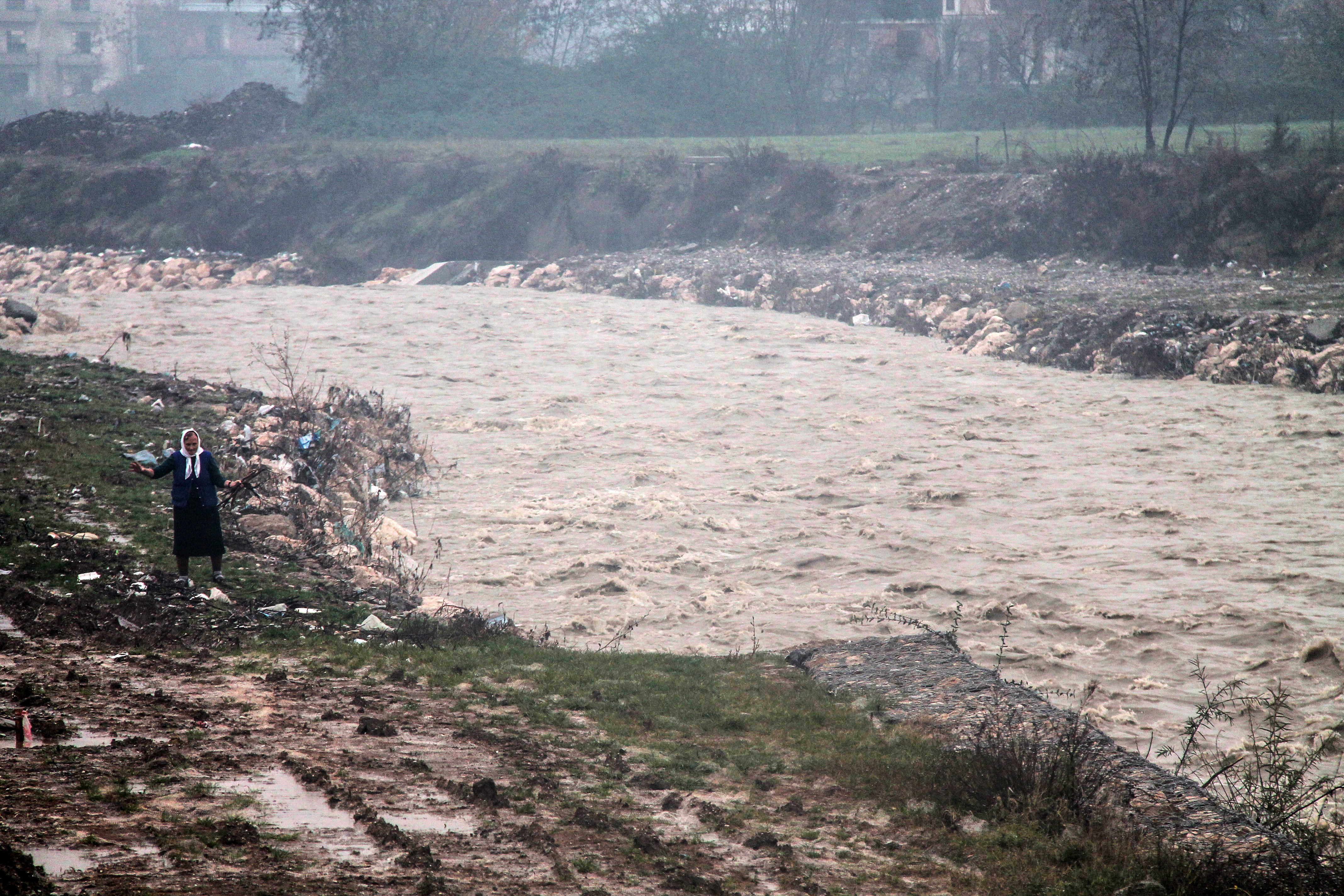 FOTO | Inundații devastatoare în Albania. O persoană a murit și alte două au fost rănite