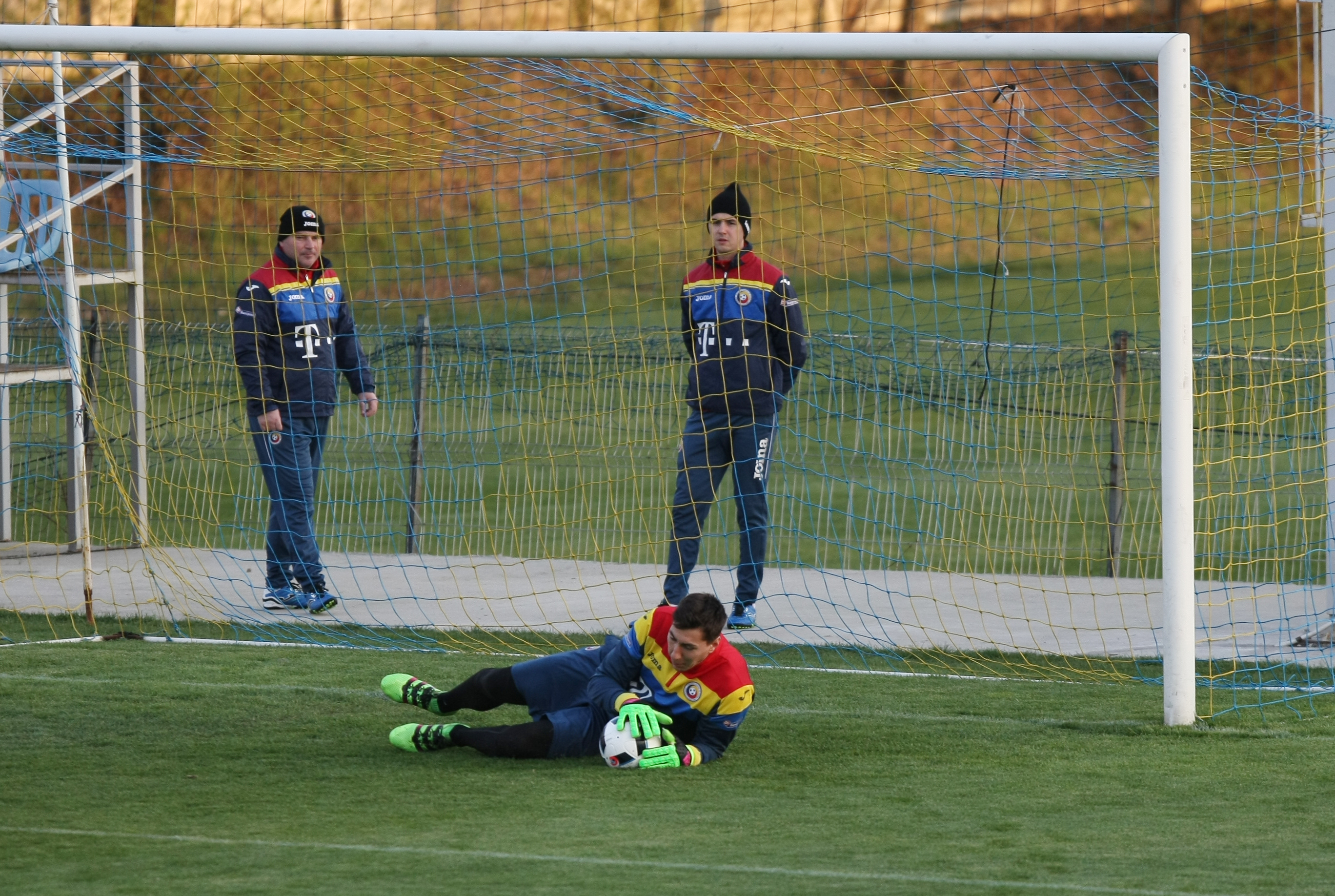 România - Lituania (amical, miercuri, 20.00, Giurgiu). Atenție, tricolori! Iordănescu, cel mai prost plătit selecționer de la Euro,  nu glumește! ”Tata Puiu” a lăsat mereu acasă jucători care au jucat în preliminarii și a luat câte trei-patru debutanți la turneele finale