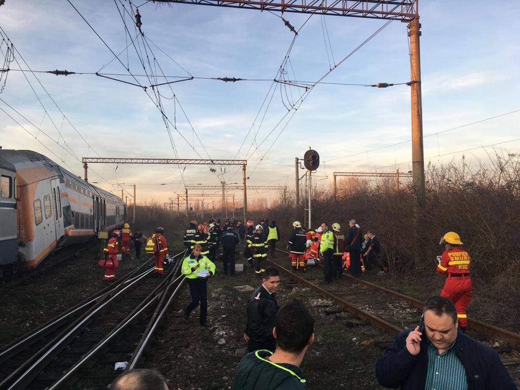 UPDATE | Accident feroviar soldat cu 11 victime, după ciocnirea a două trenuri între Ploiești și Brazi. Un rănit, dus cu elicopterul la București