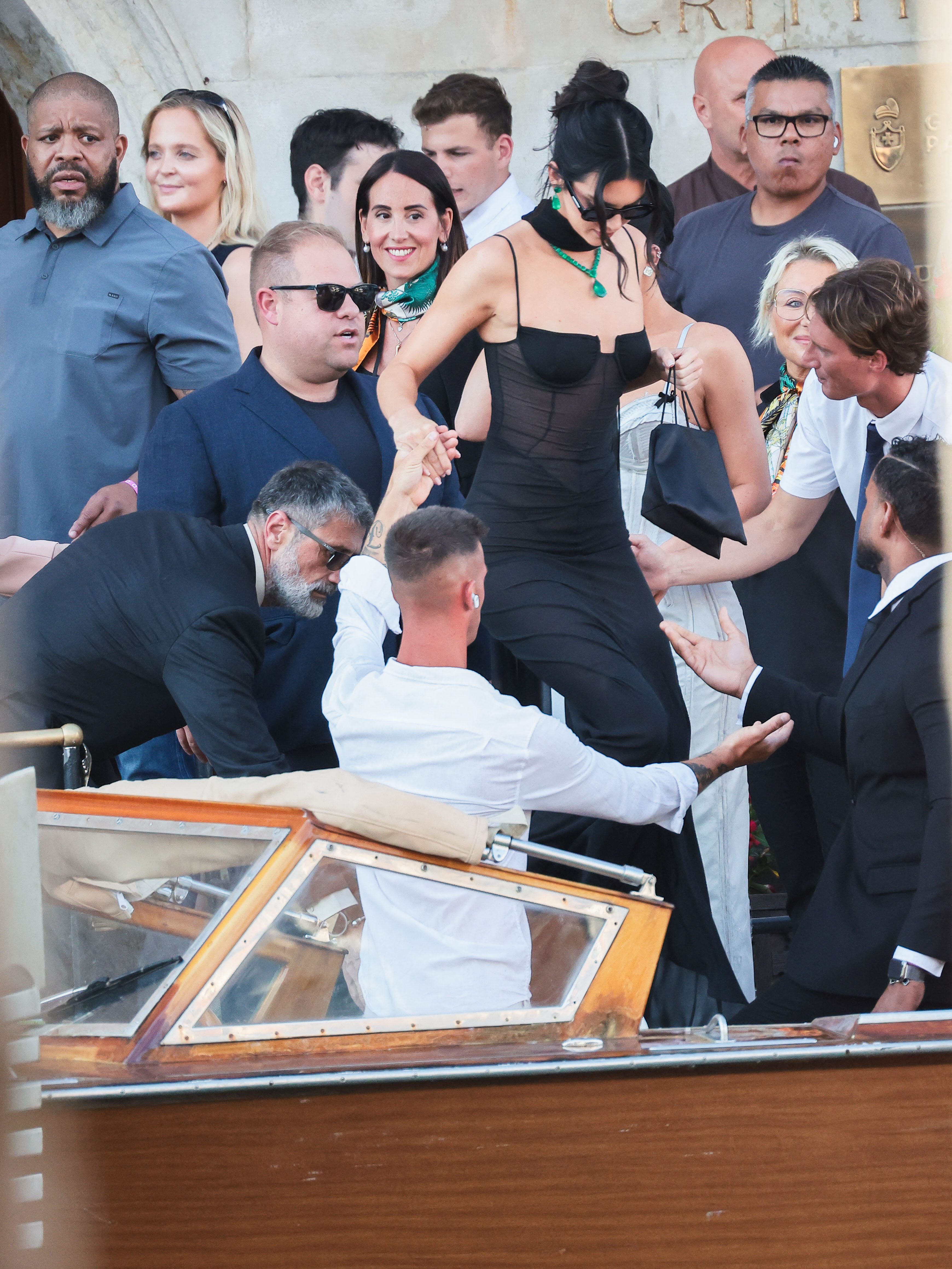 Imagini de la nunta lui Jeff Bezos cu Lauren Sánchez. Mireasa a purtat o rochie de 500.000 de dolari