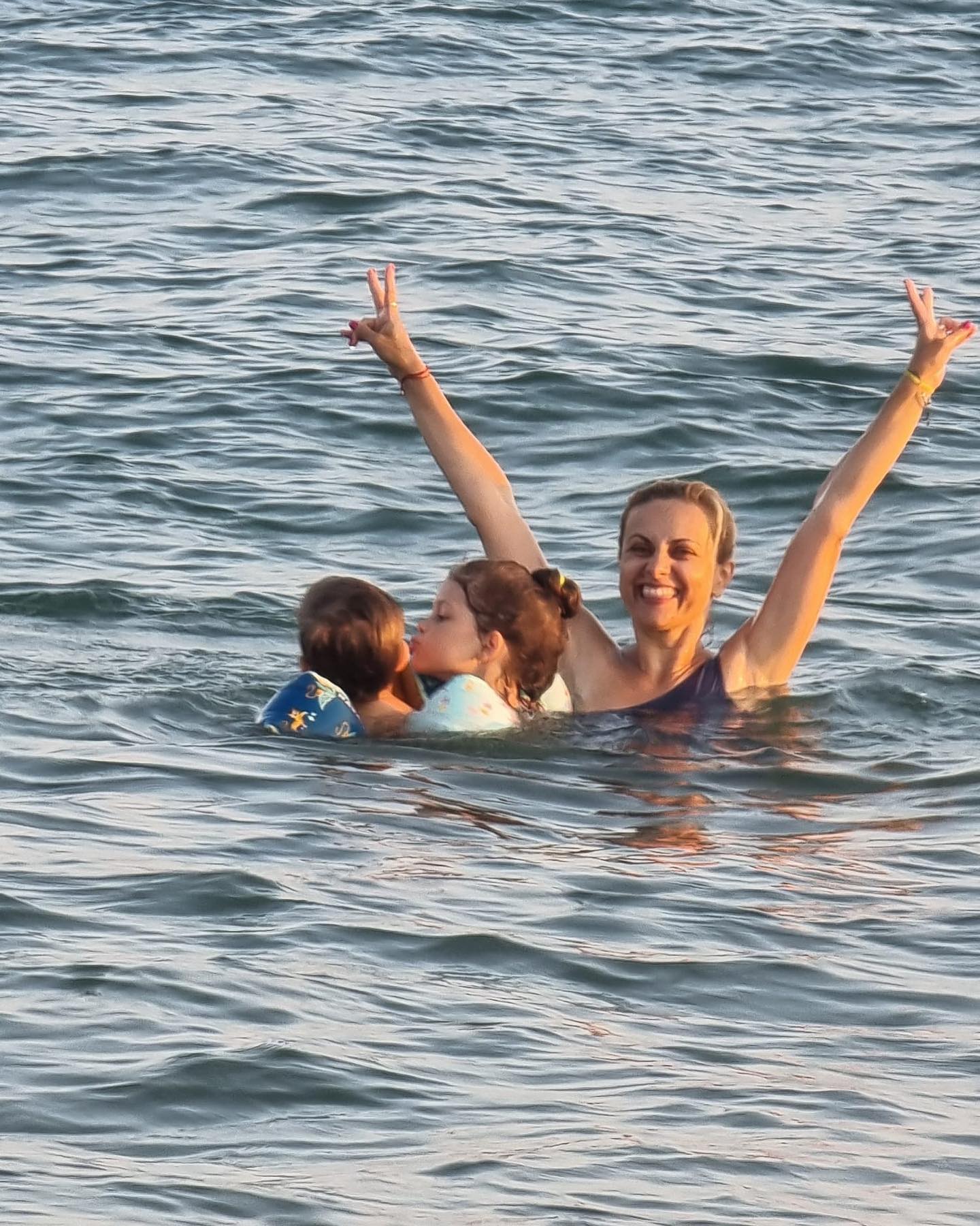 Cum arată Simona Gherghe în costum de baie la 44 de ani. Vedeta a fost văzută rar în această ipostază