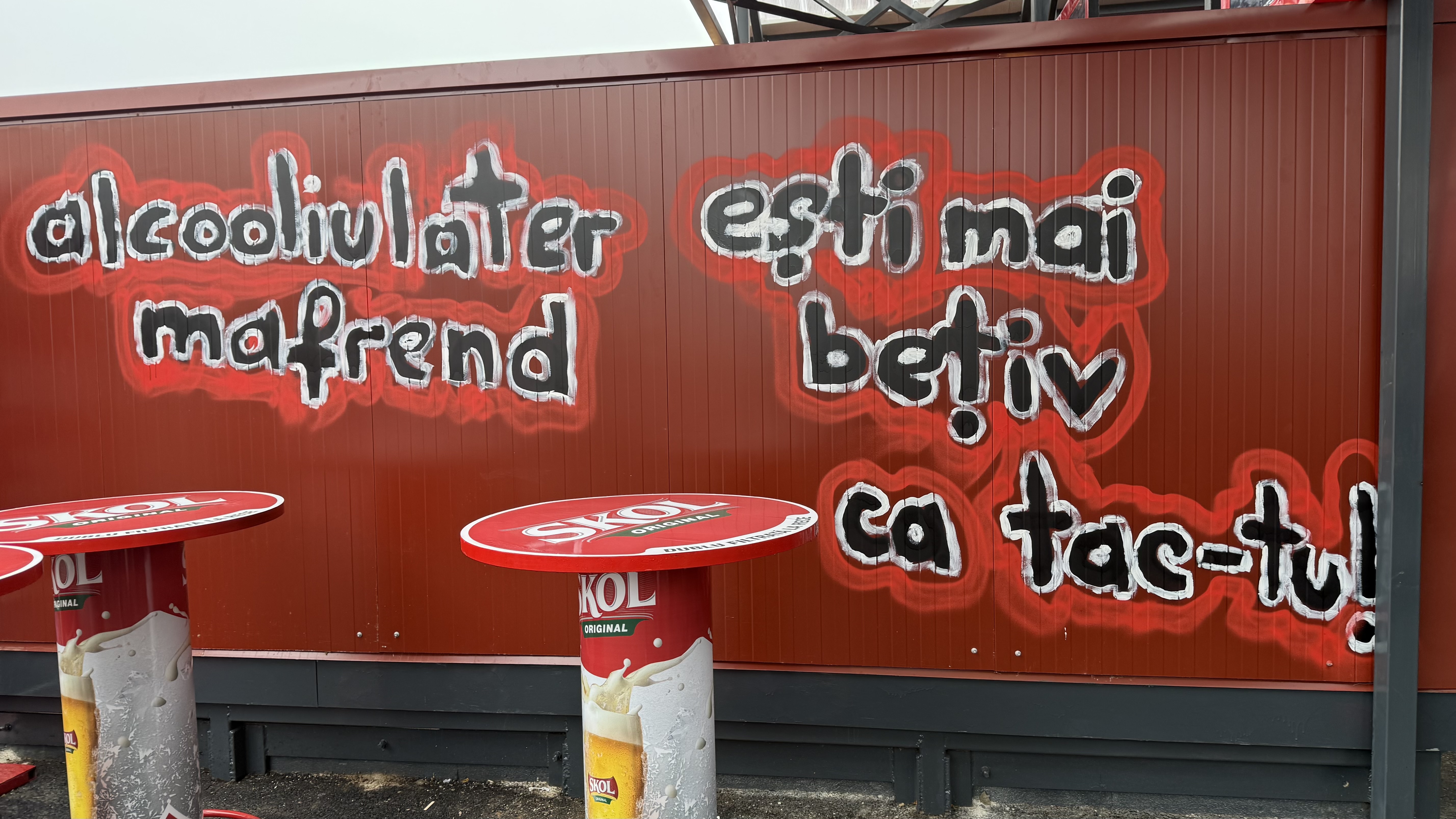 Terasa Obor și-a schimbat locația, dar cozile sunt la fel de mari. Cât costă un mic cu muștar în cea mai cunoscută piață din București