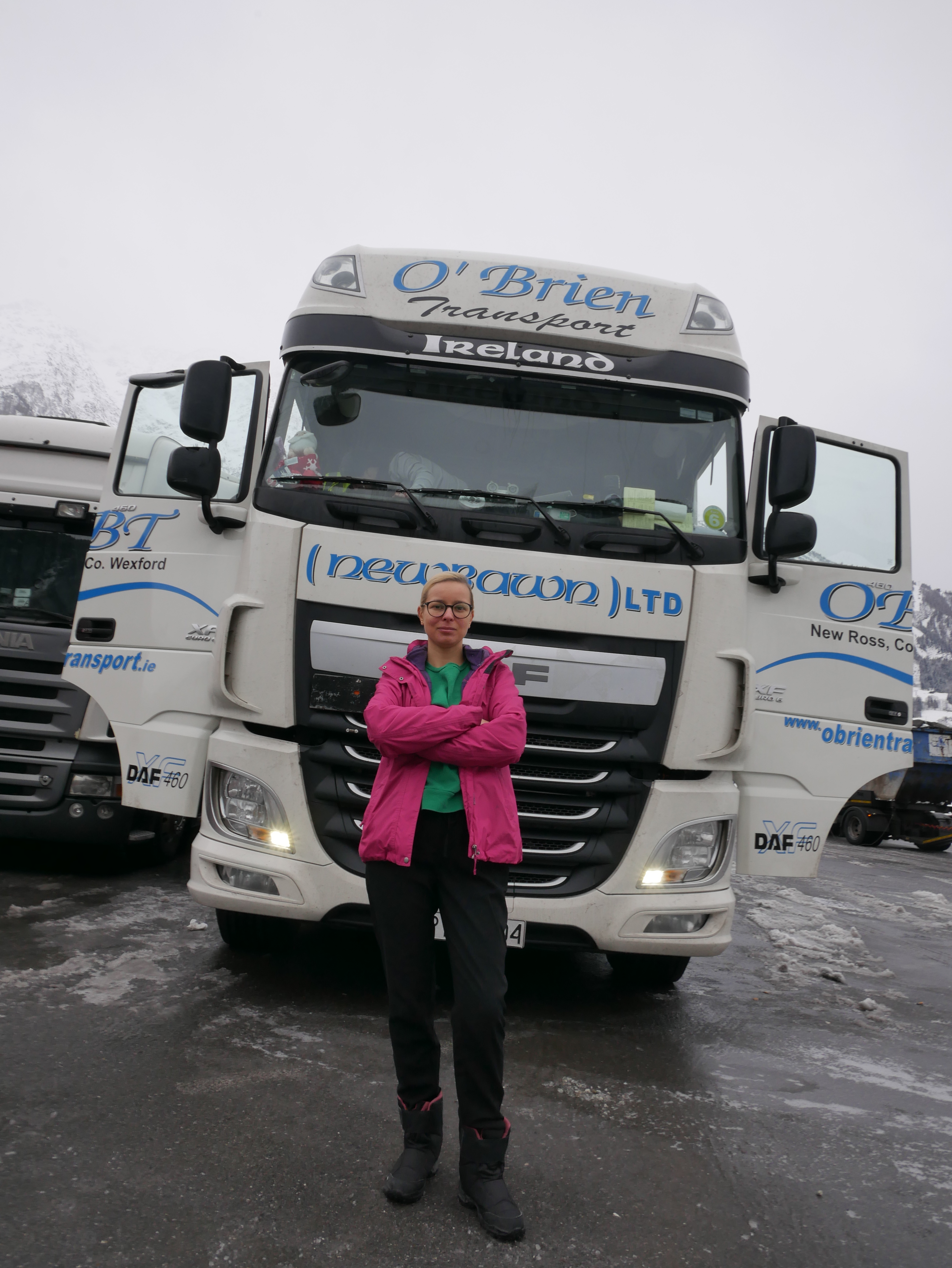 VIDEO / Trei într-un TIR. Ce înseamnă să parcurgi 1.400 de kilometri într-un camion