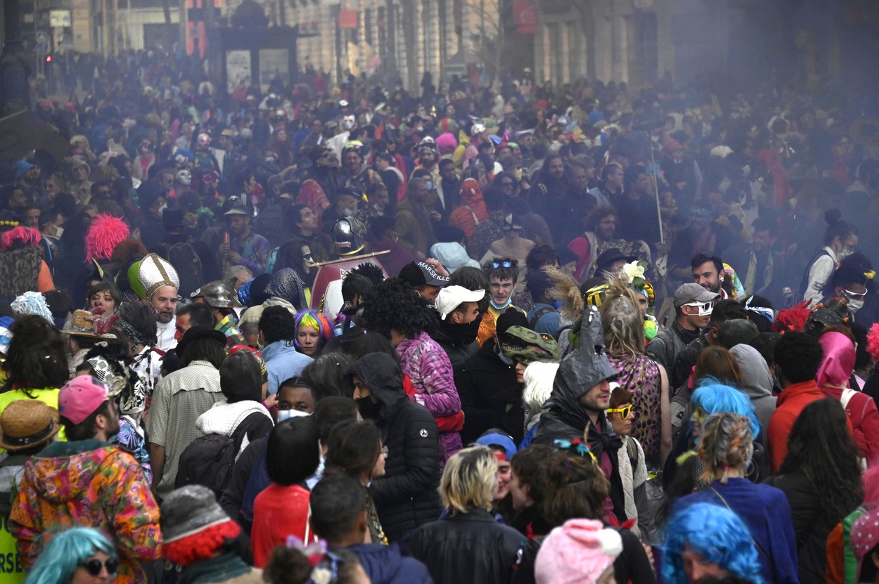 Aproape 6.500 de oameni au sfidat restricțiile anti-COVID pentru a petrece la carnavalul din Marsilia. „Un eveniment lipsit de orice responsabilitate”