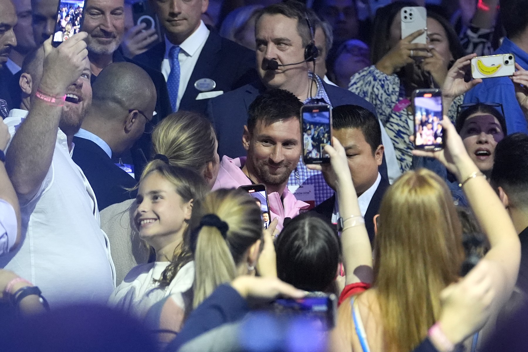 Icon of the Seas, cel mai mare vas de croazieră din lume, a început călătoria inaugurală din Miami. Botezul navei, făcut de Messi