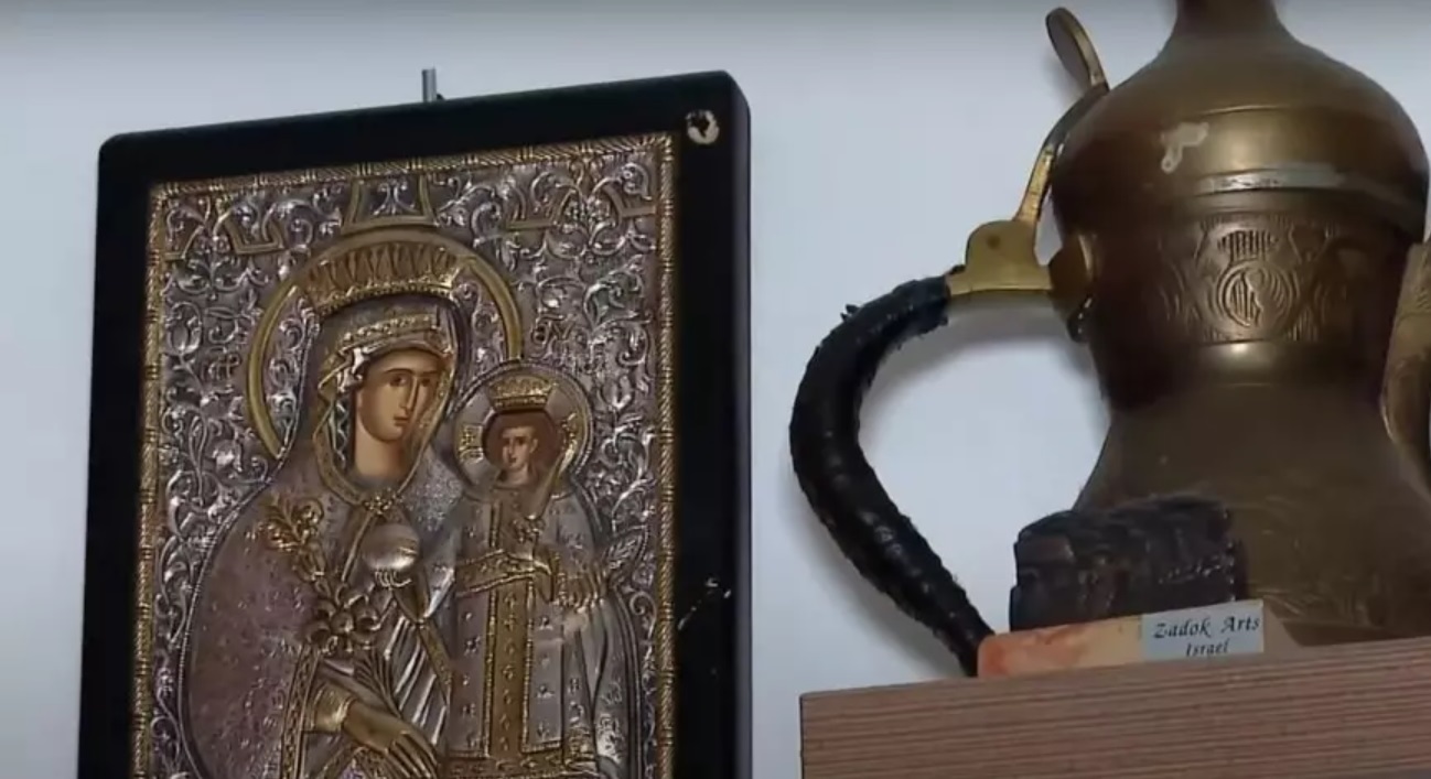 Imagini cu apartamentul în care locuiește Viorel Lis cu soția Oana. Ea a fost nevoită să vândă lucruri din casă pentru a face rost de bani