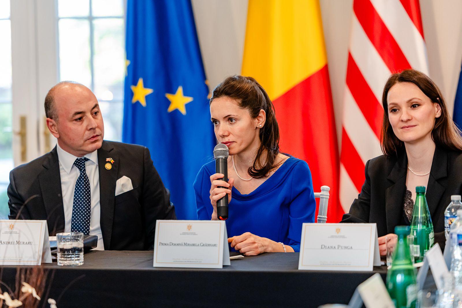 Cum a apărut Mirabela Grădinaru la Kiev, la întâlnirea cu Olena Zelenska. Cât costă rochia purtată de partenera lui Nicușor Dan