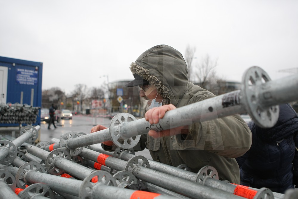 UPDATE. Protest și incidente în Piața Victoriei. Anchetă MAI după împiedicarea organizării târgului de Crăciun/ FOTO