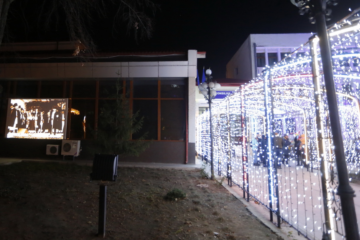 GALERIE FOTO/ Și la Buzău a fost inaugurat iluminatul festiv și s-a deschis oficial Târgul de Crăciun