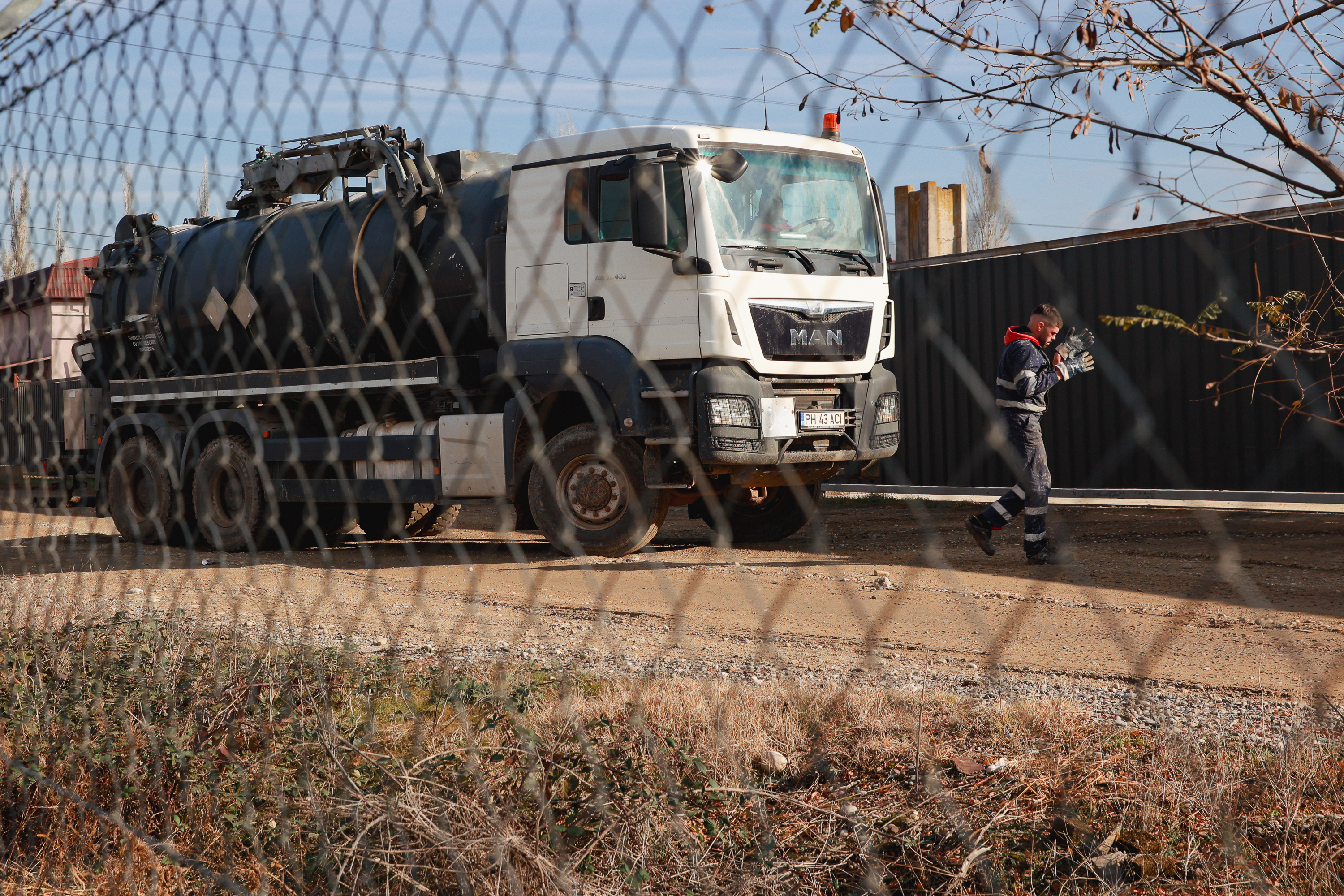Reacția autorităților de mediu din Prahova la poluarea din Valea Călugărească: APM testează aerul lângă stația de eliminare a deșeurilor periculoase din Pantazi
