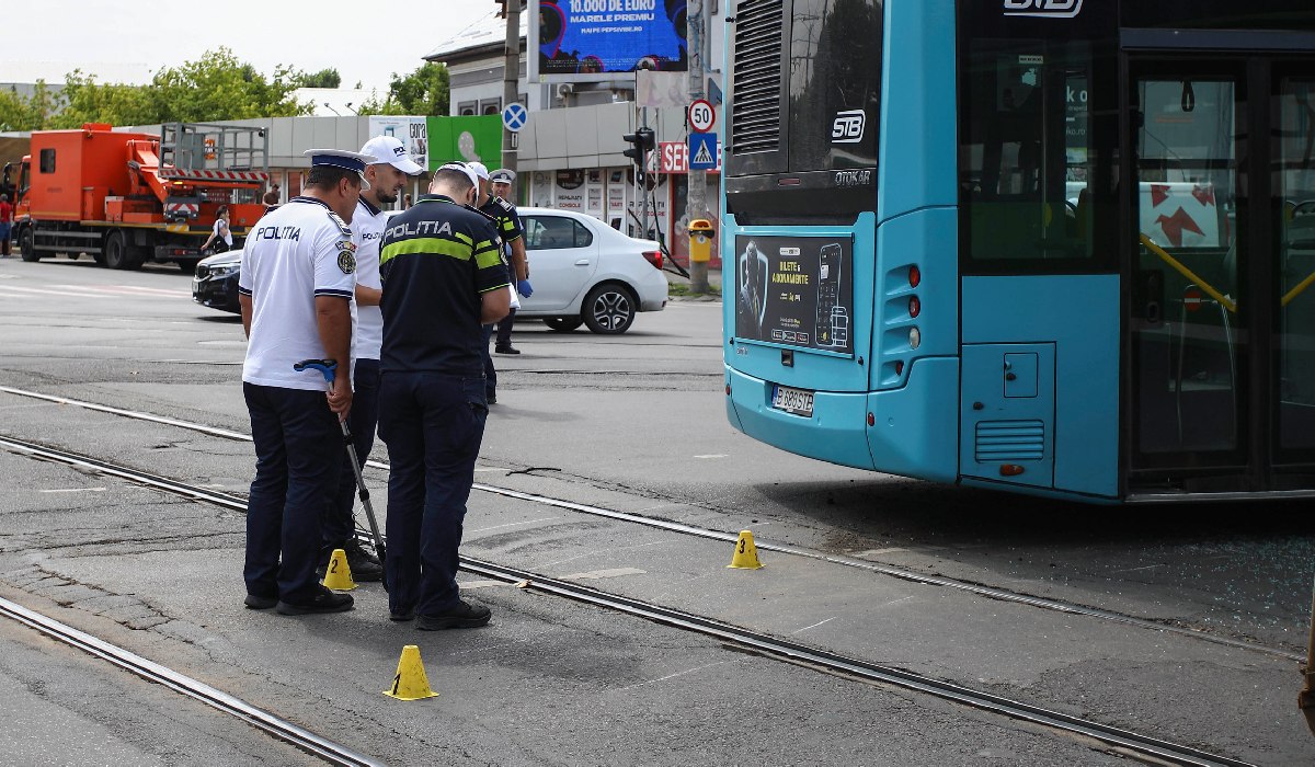 Accident între un tramvai și un autobuz STB la intersecția dintre Calea 13 Septembrie cu Strada Progresului. Cel puțin 11 persoane rănite