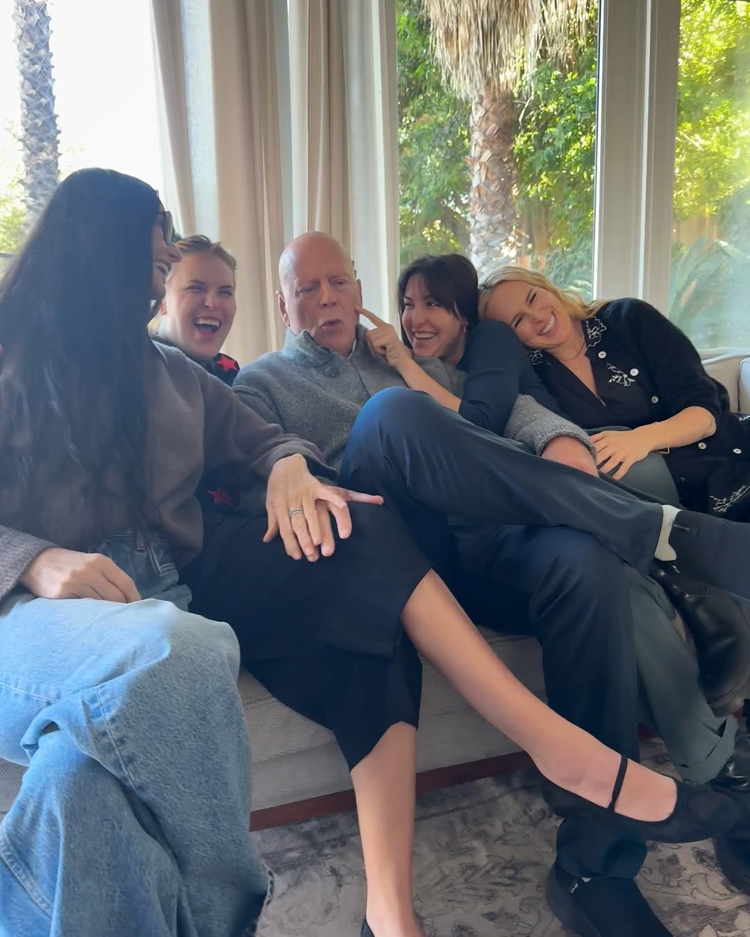 Noi imagini emoționante cu Bruce Willis: Cum arată la 70 de ani actorul diagnosticat cu demență. Demi Moore, gest superb