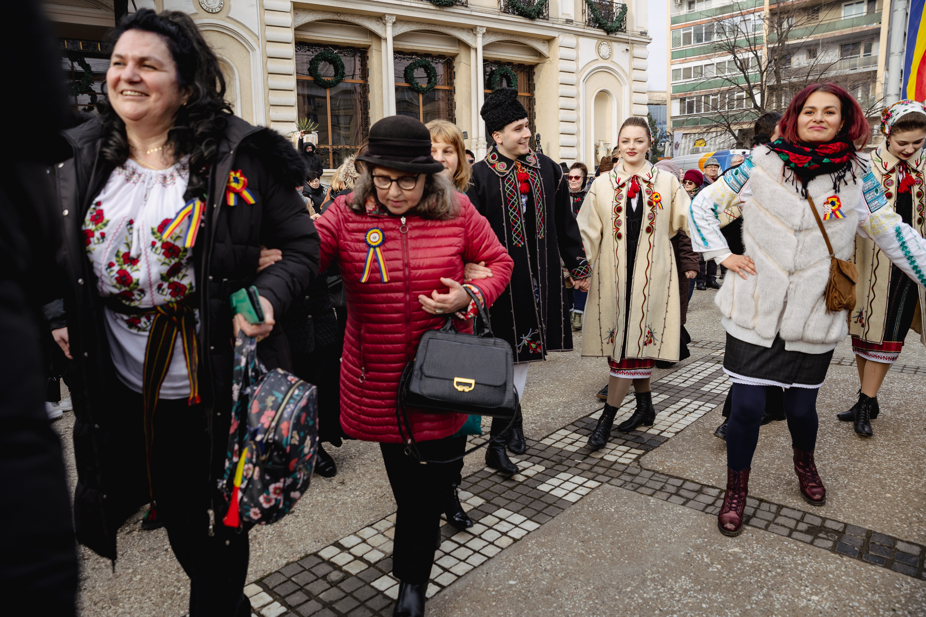 Ziua Unirii în imagini la Iași: câteva mii de oameni s-au bucurat de „sârba moldovenilor” și au fluierat puținii politicieni prezenți | Fotoreportaj