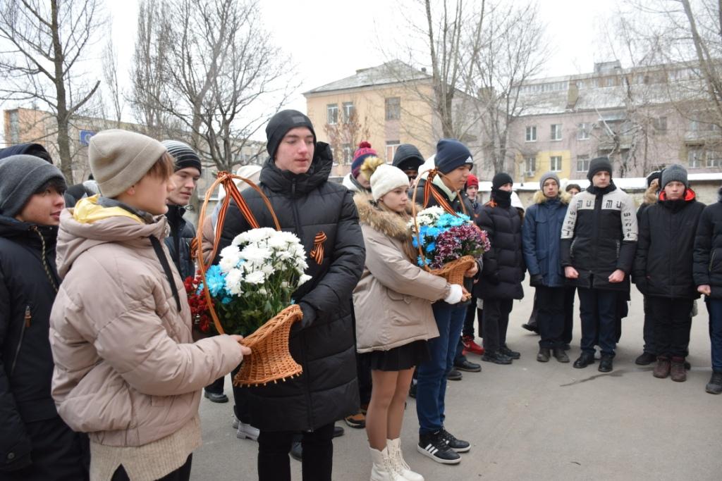 Lecțiile patriotice din Rusia le arată elevilor cum criminalii sunt, de fapt, eroi de război. Un ucigaș recrutat de Wagner are placă memorială pe fațada școlii