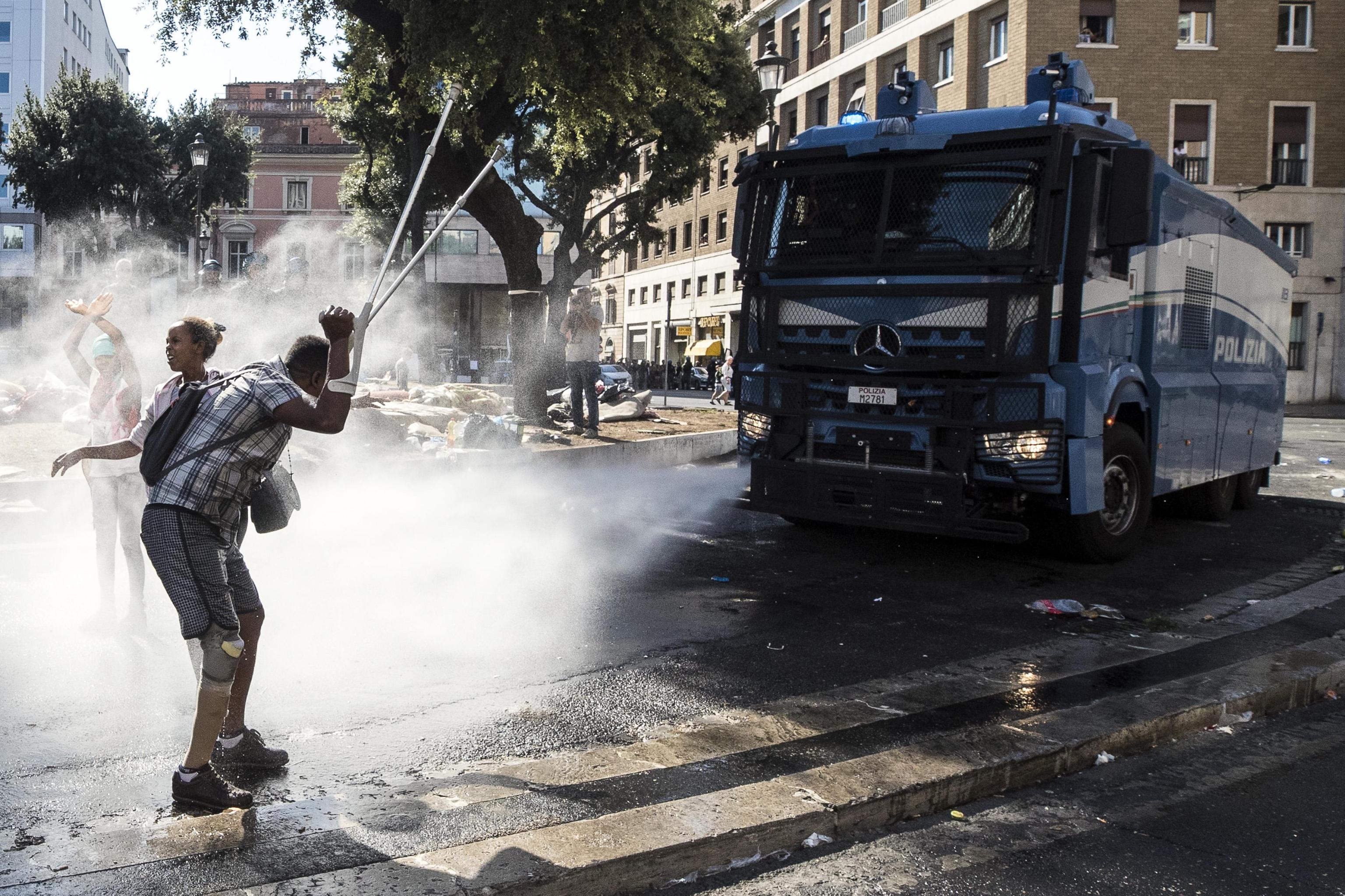 FOTO | Violențe la Roma, între poliție și refugiații care au ocupat o piață