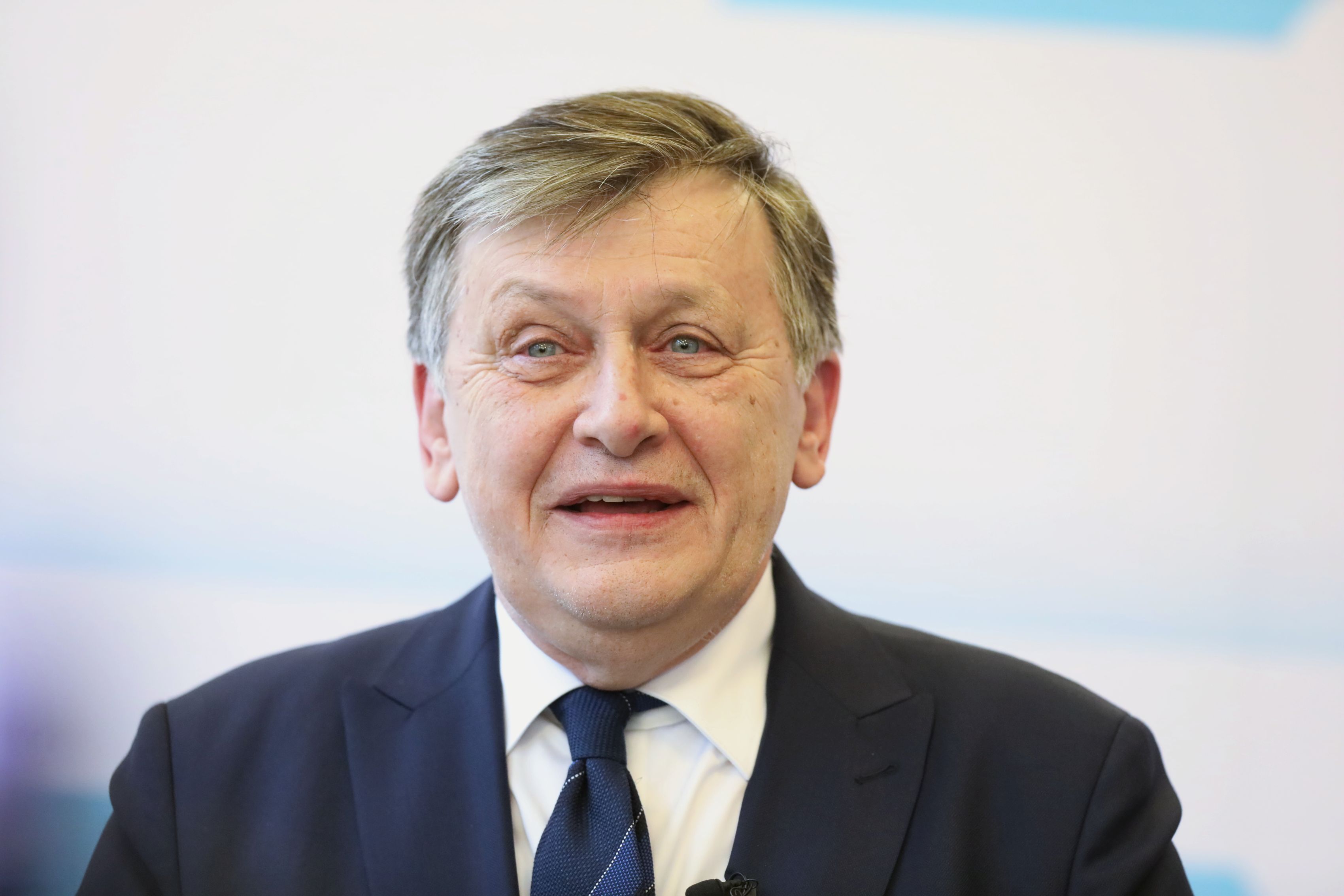 Cum arată soția lui Crin Antonescu și cu ce se ocupă. Adina Vălean a spus la TV ce soțul ei nu voia să se afle: „Este ca un foc de paie”