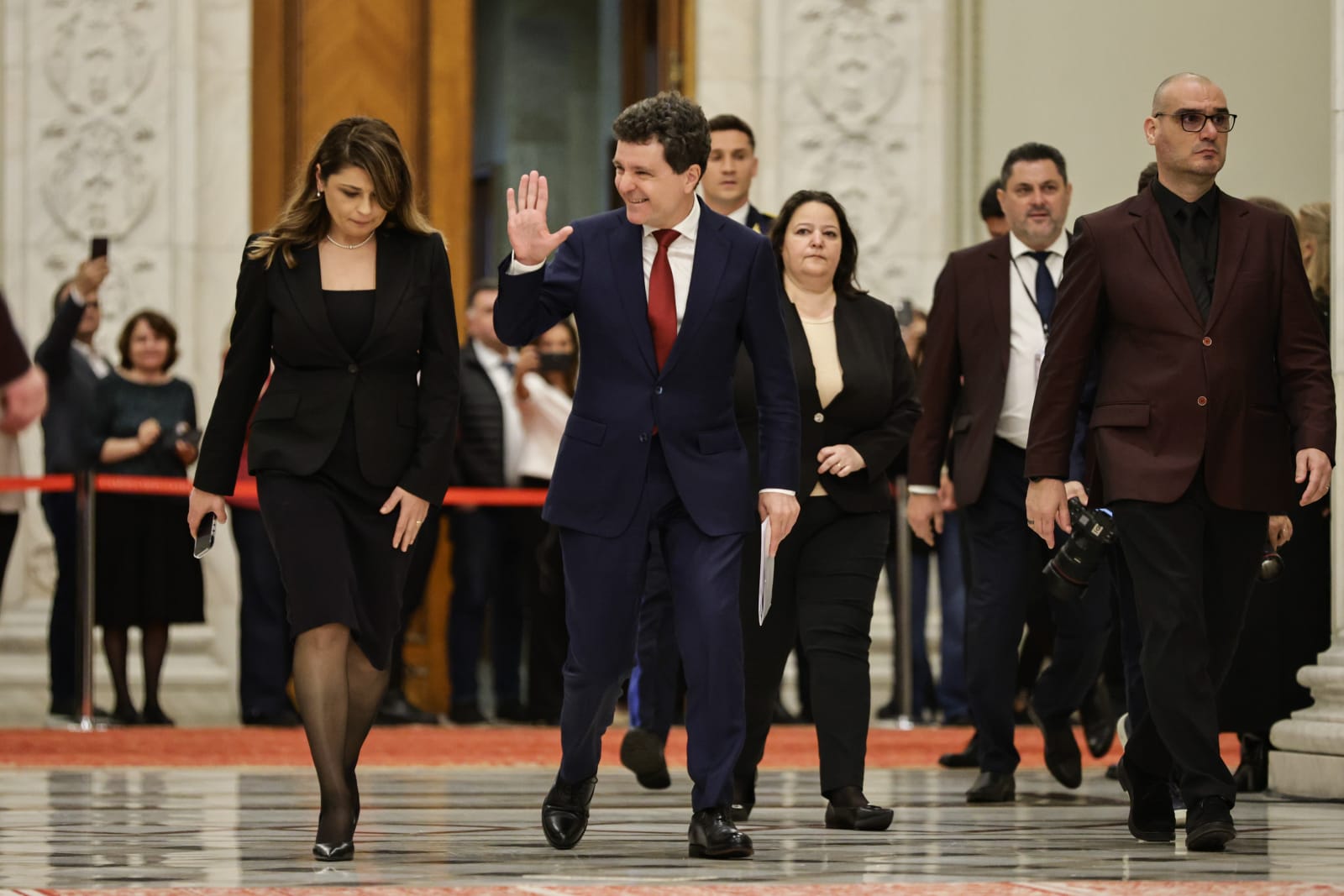 Nicușor Dan arată încă din prima zi că va fi președinte-jucător. Detalii surprinse la ceremonia de învestire: de la buna-dispoziție a lui Băsescu la încolonarea clasei politice | Reportaj