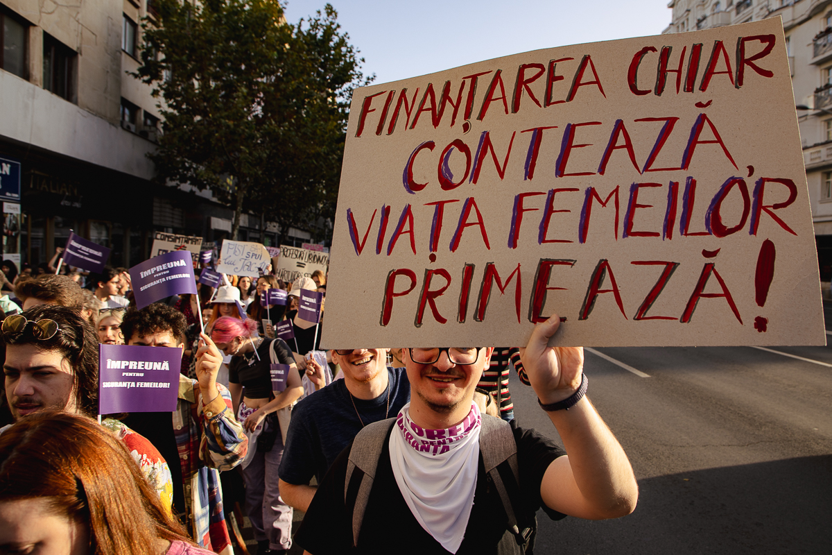 REPORTAJ. De ce au ieșit sute de femei să-și ceară drepturile în stradă: „La mine în sat, violența domestică e regula zilei. Iar poliția nu te ia în serios”