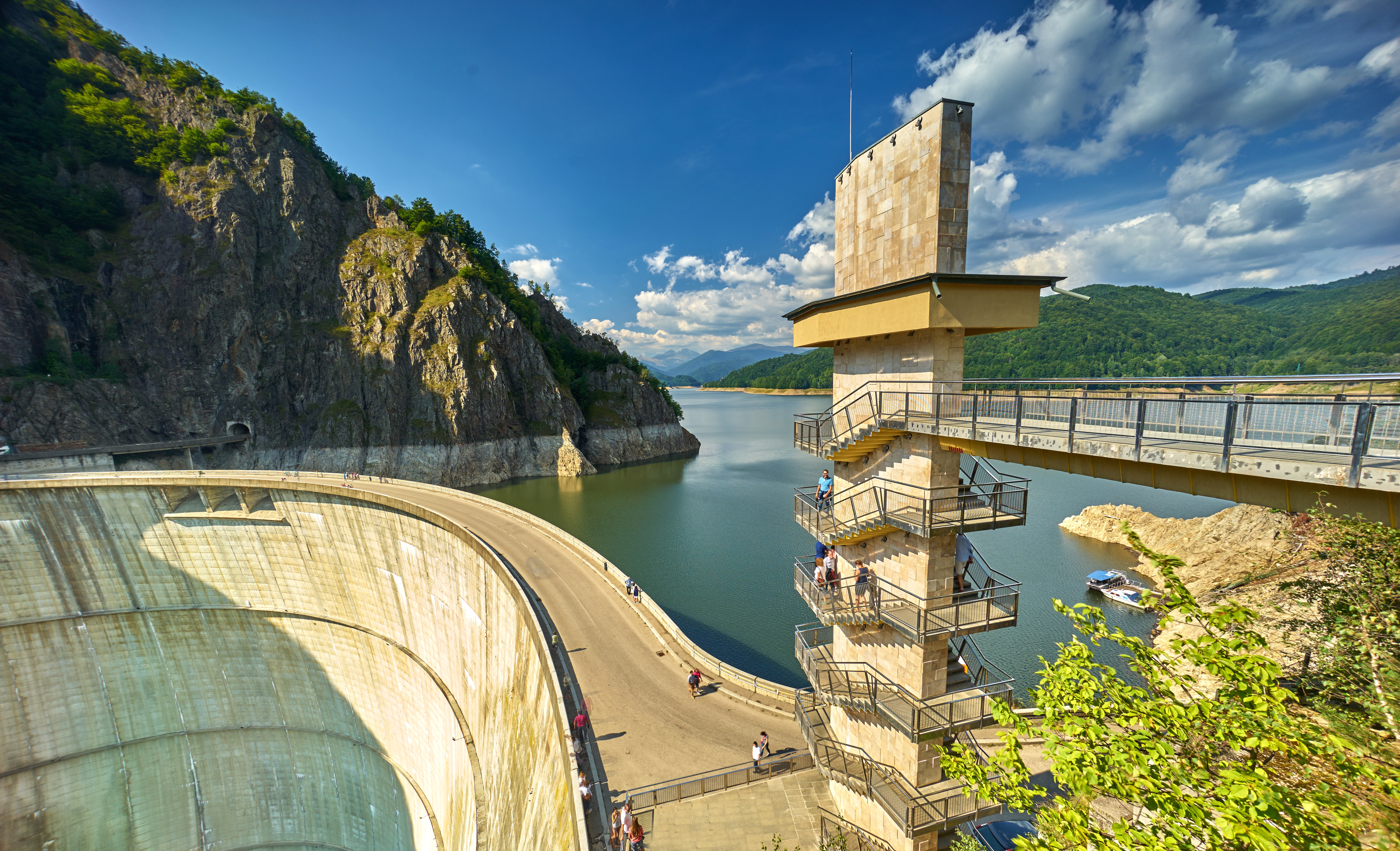 Când se reumple lacul Vidraru: a fost adus inclusiv un elicopter la baraj
