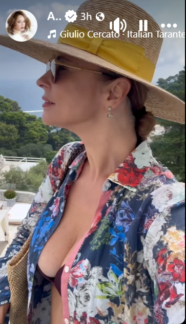 Cum a mers Andreea Marin la plajă în Capri, Italia. Vedeta, apariție rară într-un costum de baie din două piese. „Trei zile minunate alături de fiica mea”
