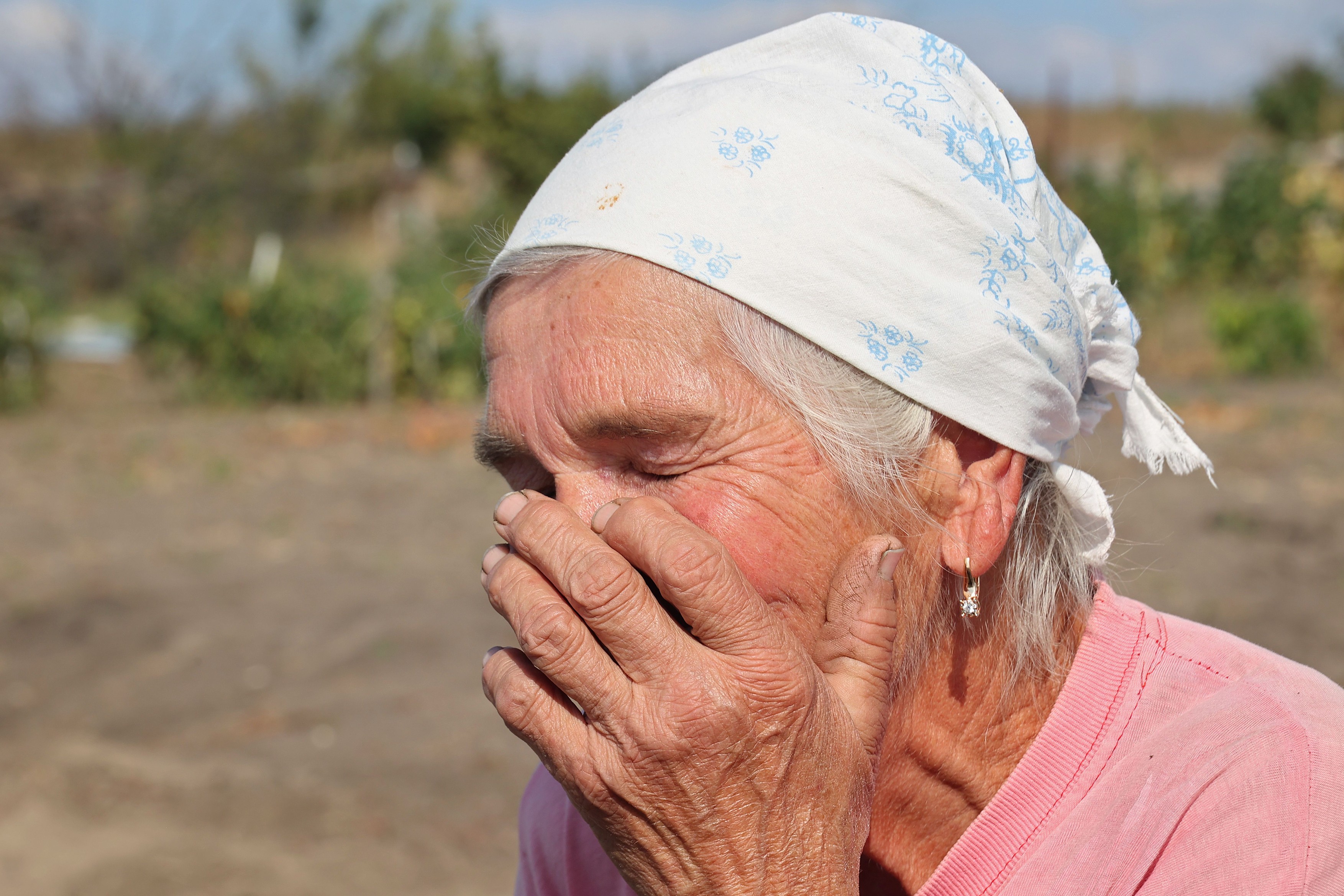 Odiseea unei bătrâne din Ucraina rănite în prima zi a războiului: a călătorit prin cinci țări pentru a se întoarce acasă, într-un sat în care e singura locuitoare | FOTO