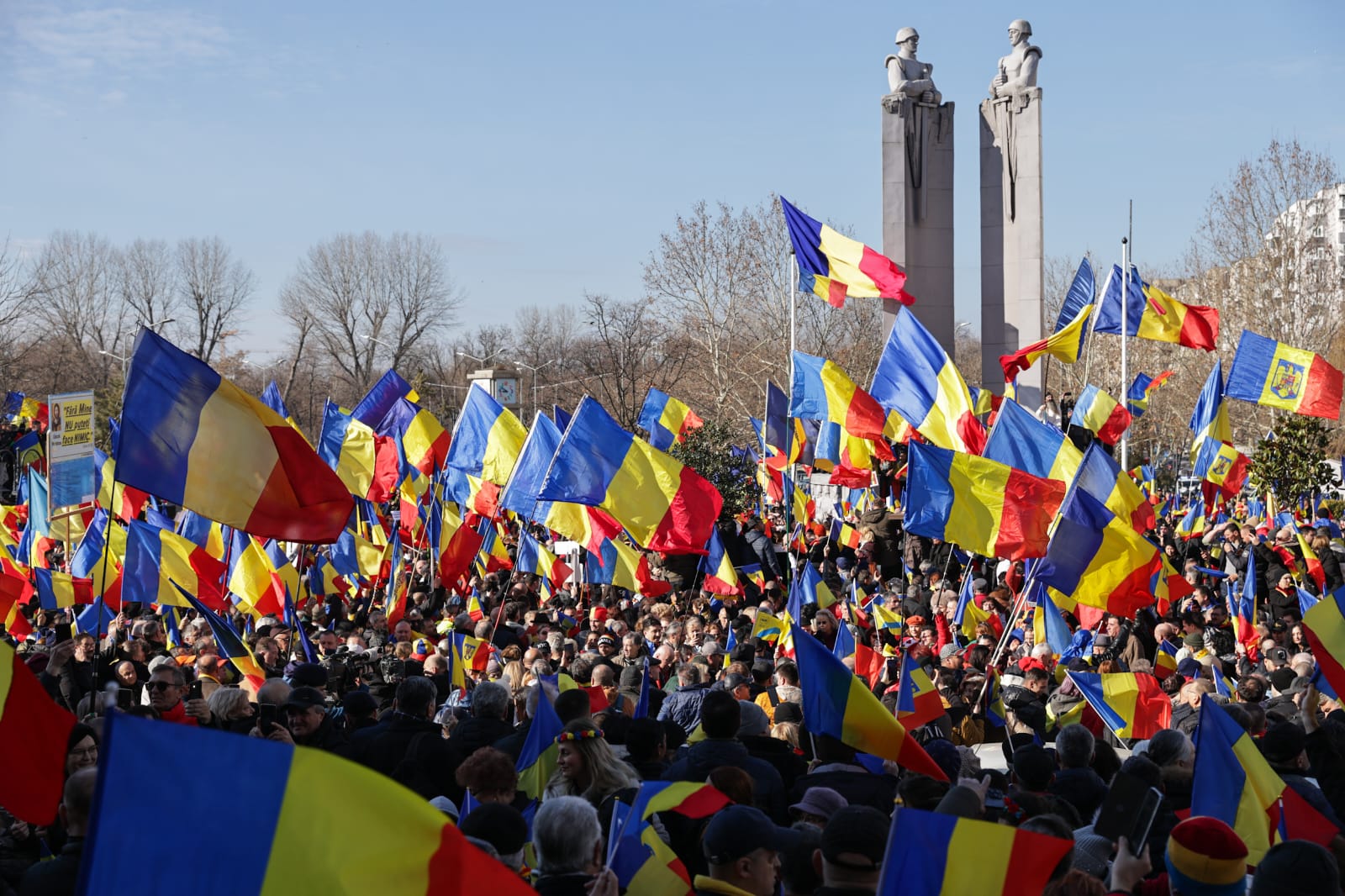 Călin Georgescu a fost înconjurat de mii de oameni la „Marea Horă a Unirii Neamului”: „Suntem legați pentru totdeauna ca frați și surori”