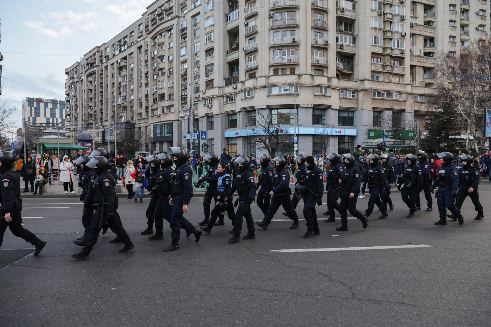 Susținătorii lui Călin Georgescu s-au îmbrâncit cu jandarmii în Piața Victoriei și au aruncat cu petarde și obiecte metalice. Ce amenzi s-au dat