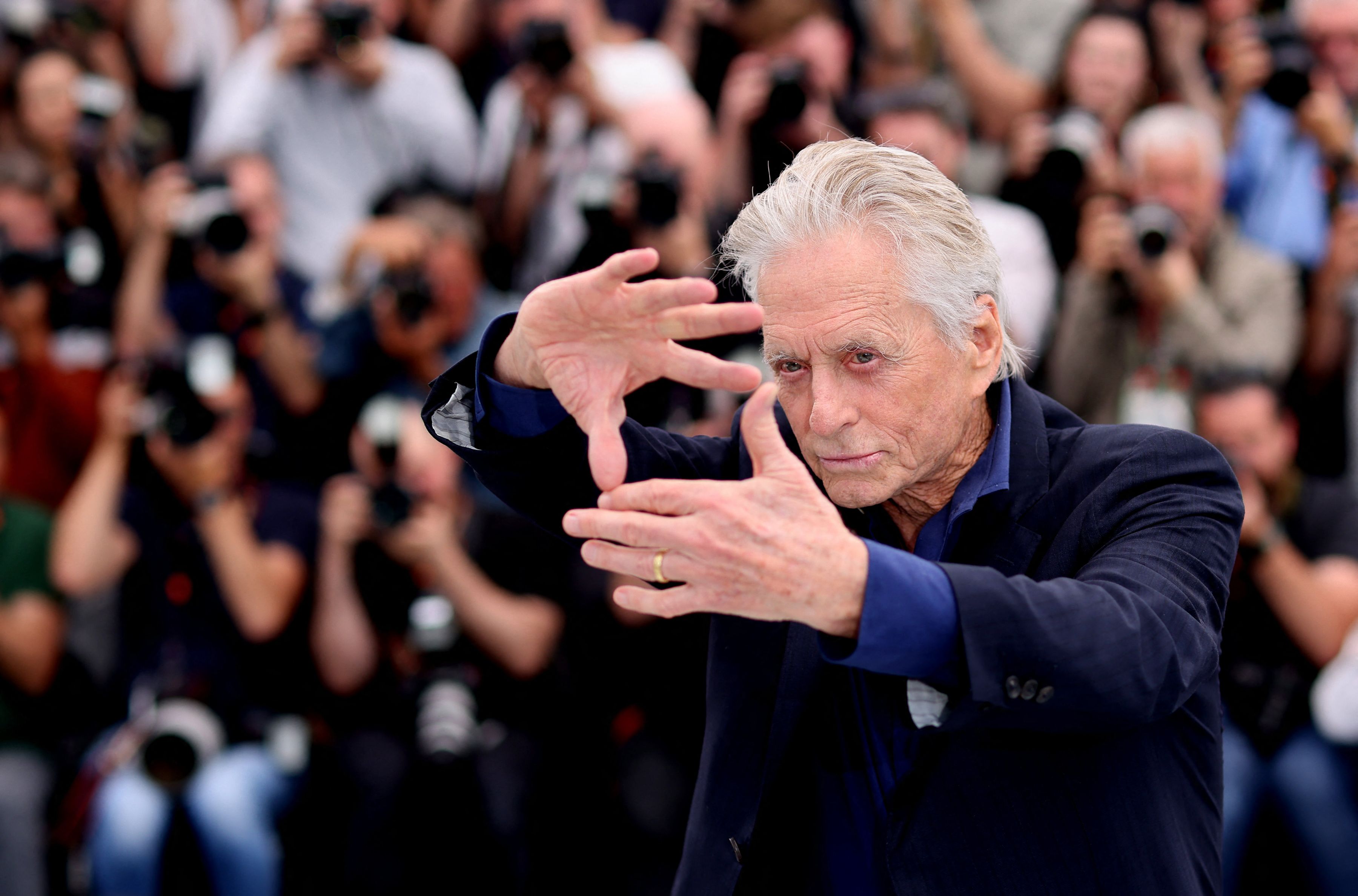 Corespondență de la Cannes: Emoționată de poemul despre Ucraina rostit pe scenă, Catherine Deneuve a uitat să deschidă festivalul 