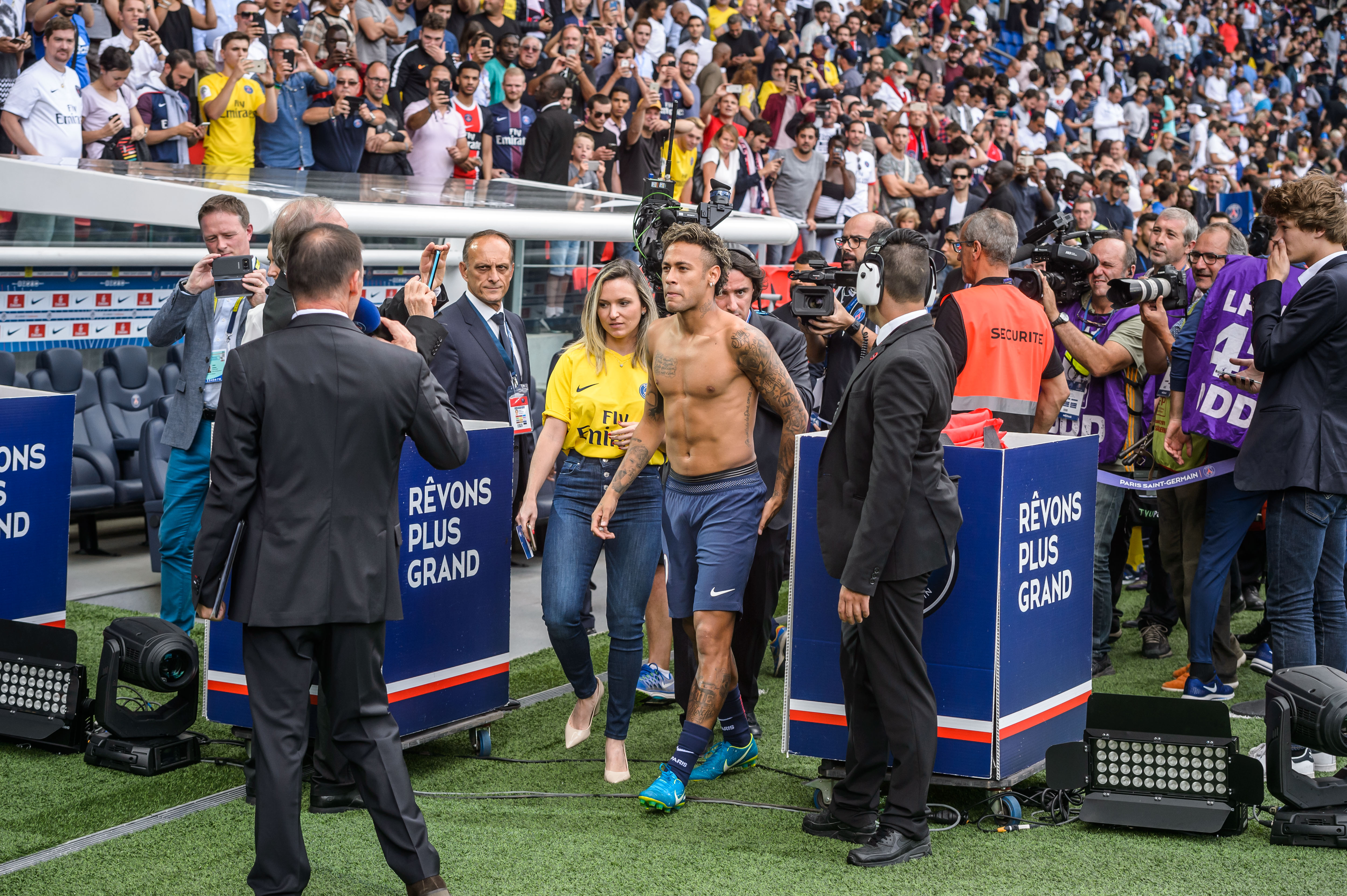 Neymar, înger la Paris, demon la Barcelona. Fanii lui PSG au cumpărat deja 10.000 de tricouri cu numele starului brazilian. Catalanii dau foc tricourilor fostului lor idol / FOTO&VIDEO