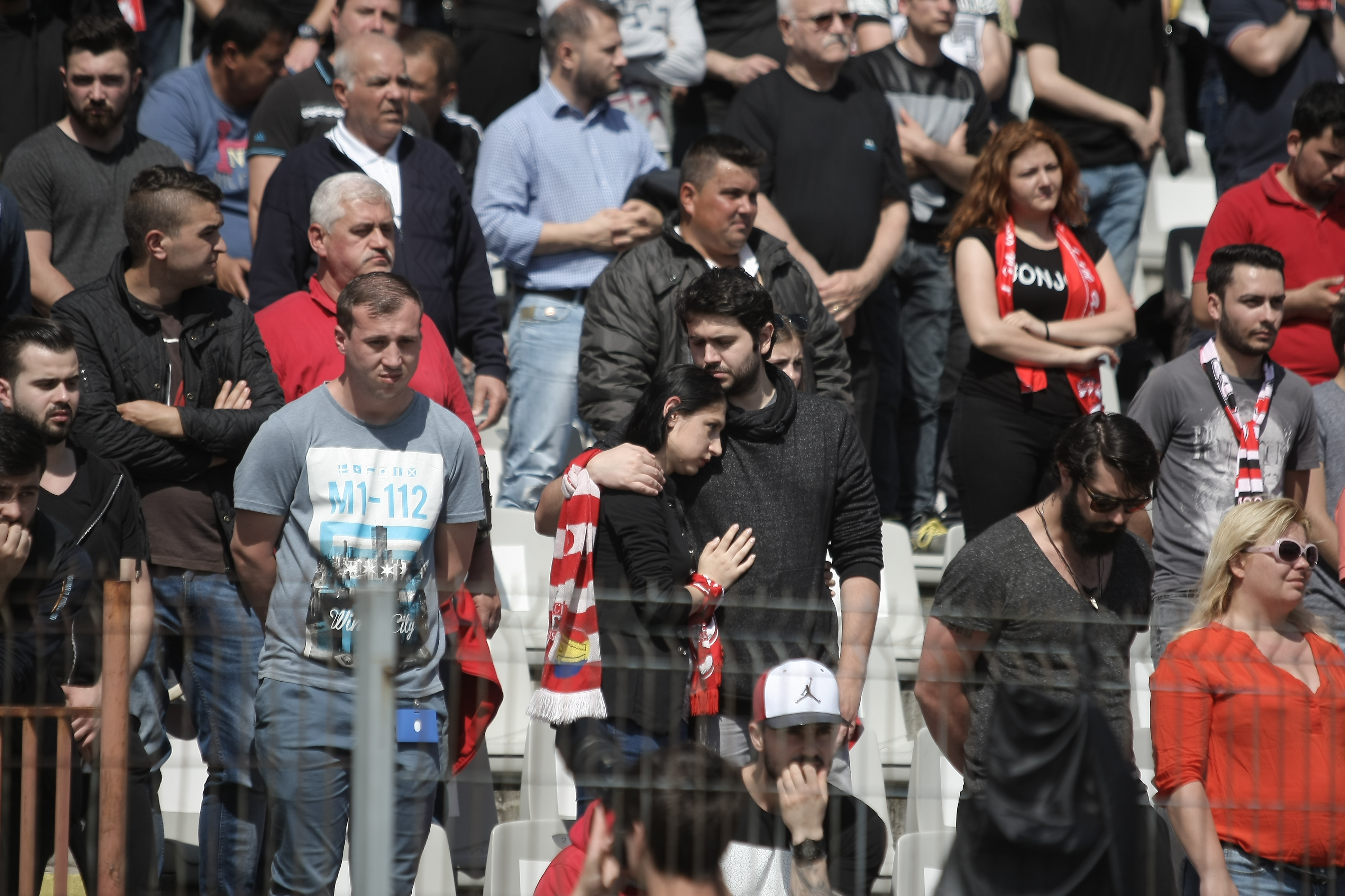 Sicriul cu trupul lui Patrick Ekeng, depus pe stadionul Dinamo. Soţia lui e împietrită de durere