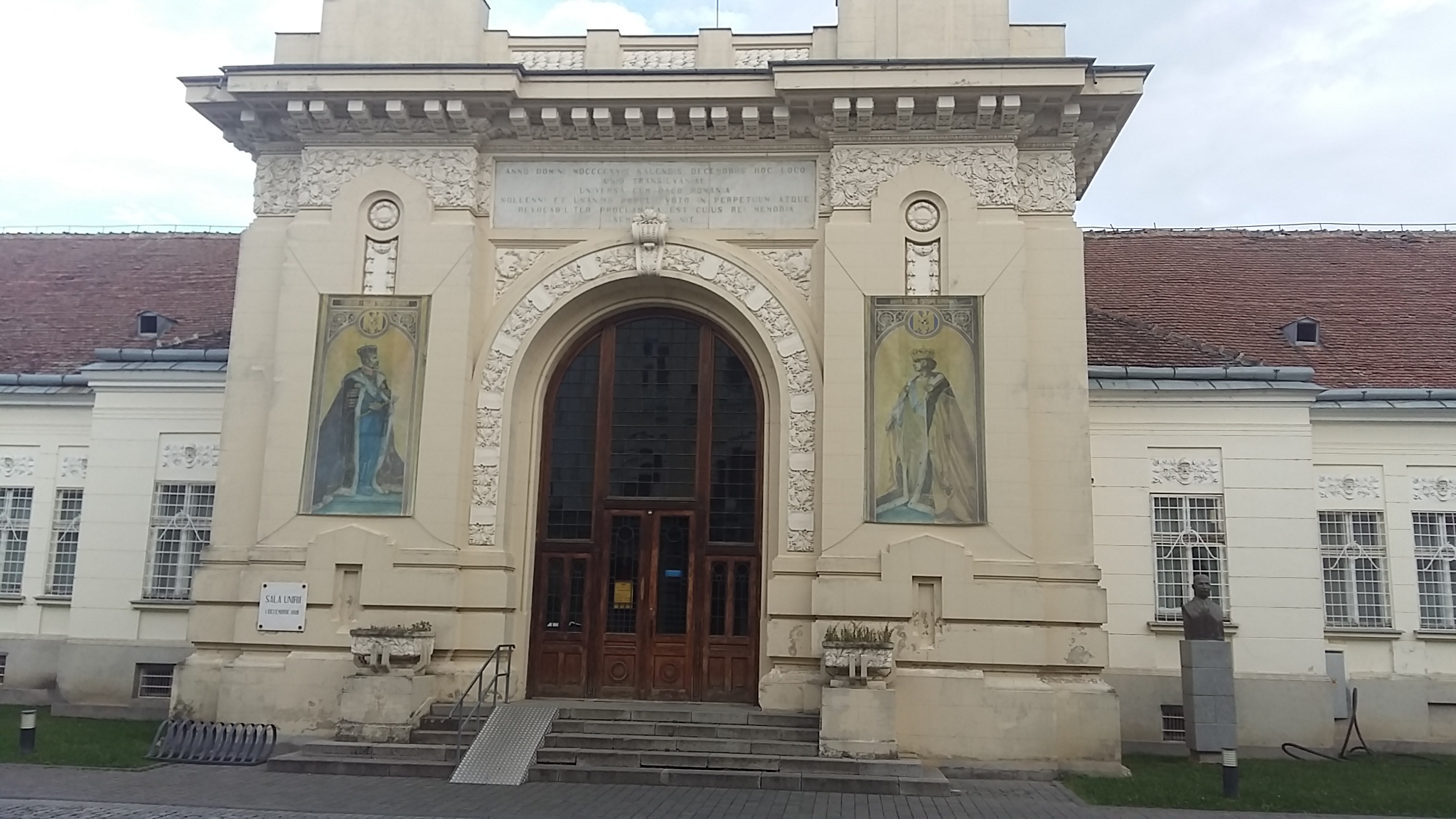 REPORTAJ: Istoria frumoasă, dar tristă a Sălii Unirii din Alba Iulia: de Centenar, închisă pentru restaurare