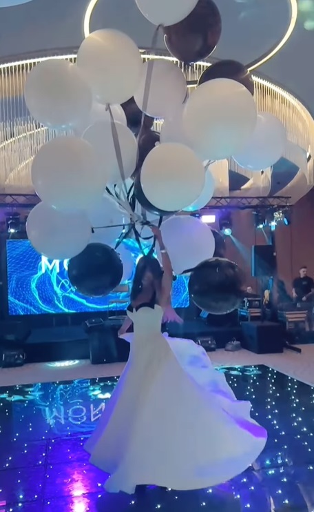 Bianca Drăgușanu, petrecere de ziua de naștere ca o nuntă. S-a îmbrăcat în alb, lăutarii au cântat, iar Gabi Bădălău i-a închiriat restaurantul familiei