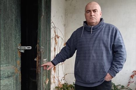 Magánlaksértéssel gyanúsítják a polgármestert és a kollégáját – Mi folyik Csokonyavisontán? A község összes vezetőjét kihallgatják a rendőrök