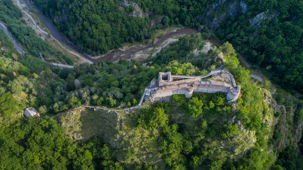 Cetatea Poenari de pe Transfăgărășan. Cum ajungi și câte trepte trebuie să urci până la cetate