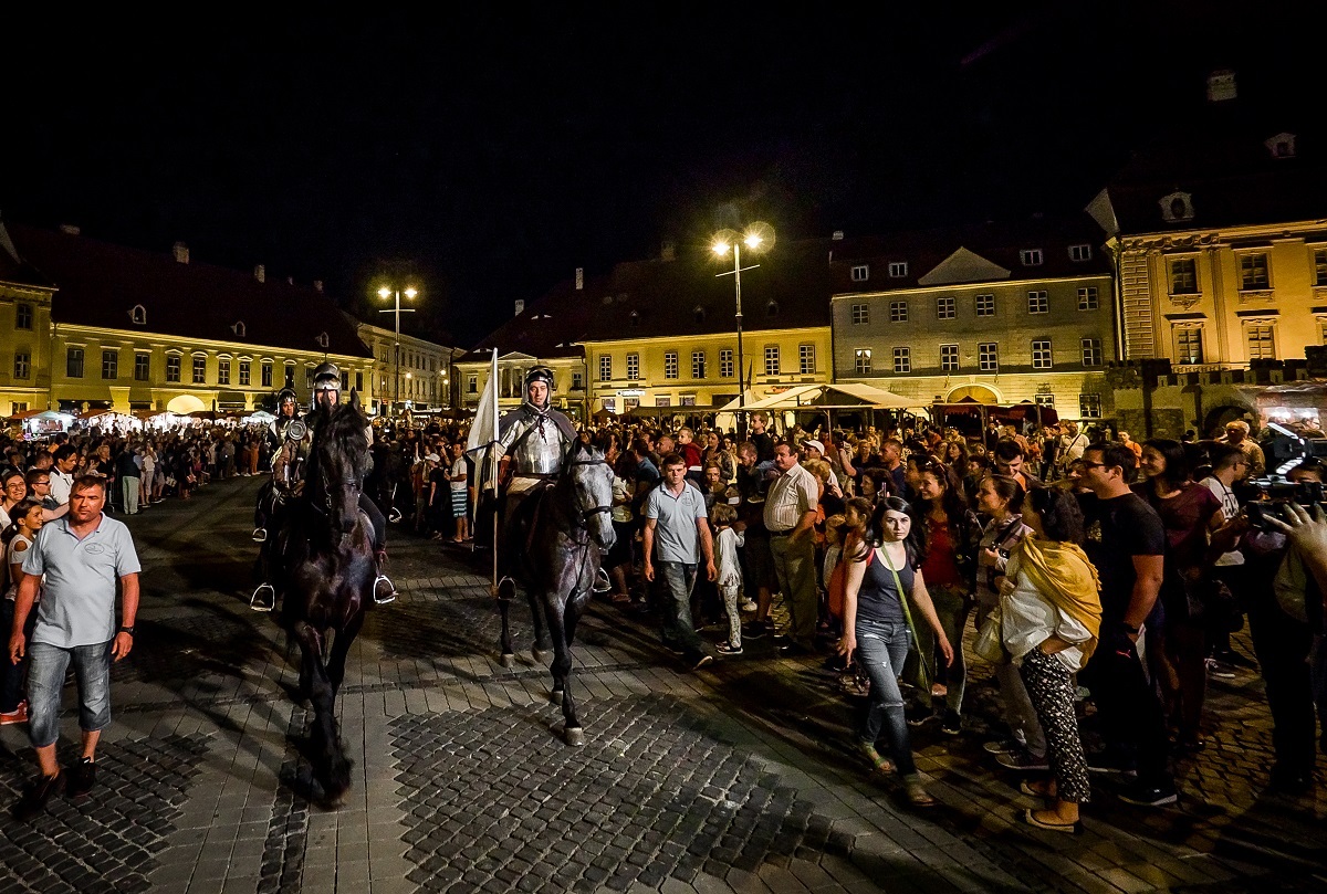 Atmosferă de poveste la Festivalul Medieval din Sibiu 2017. Cavaleri, domnițe și rock medieval în Piața Mare