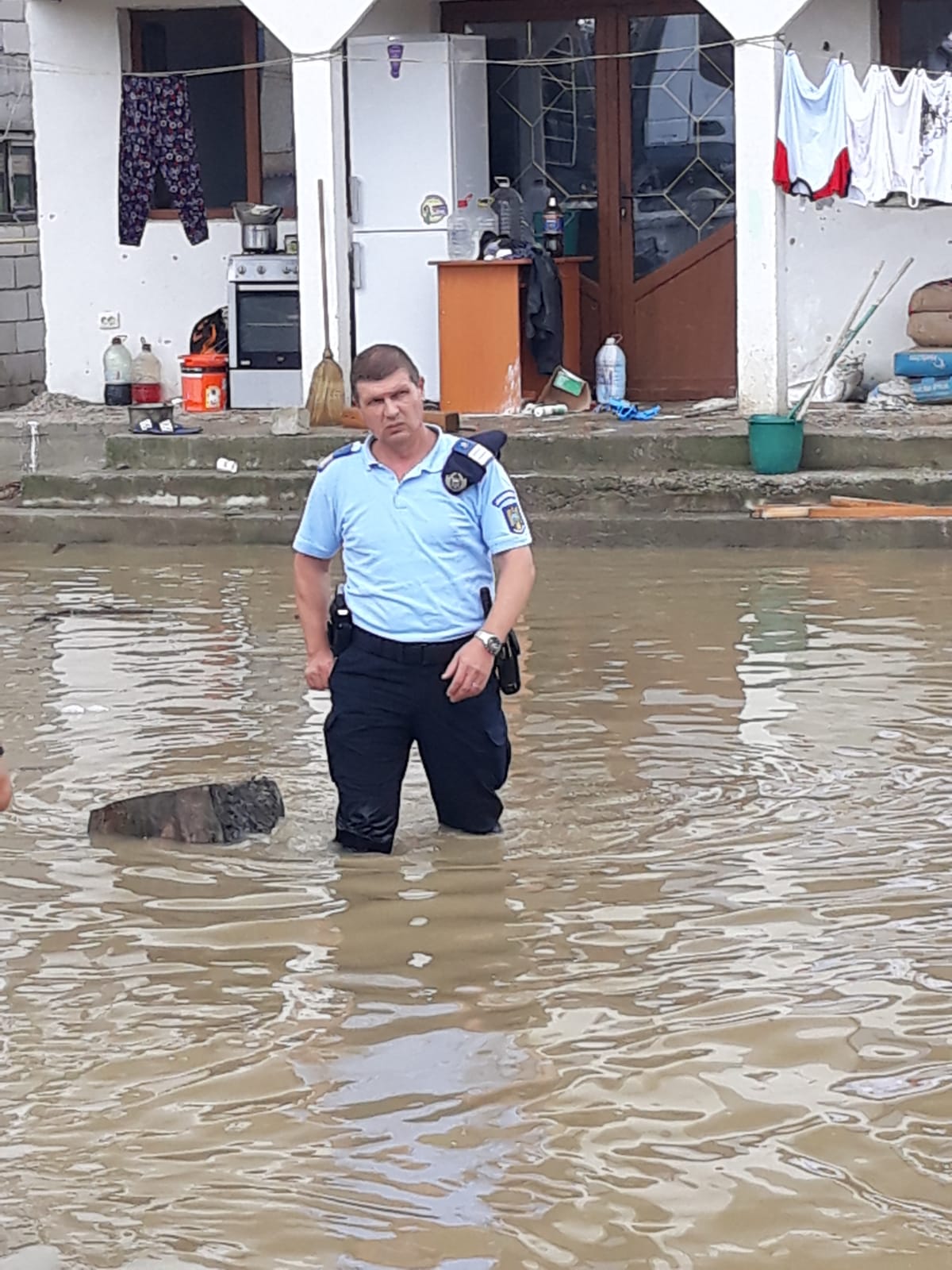 Aproape 70 de oameni au fost evacuați de jandarmi din case în Băbeni, Vâlcea. Râul Bistrița a ieșit din matcă / FOTO