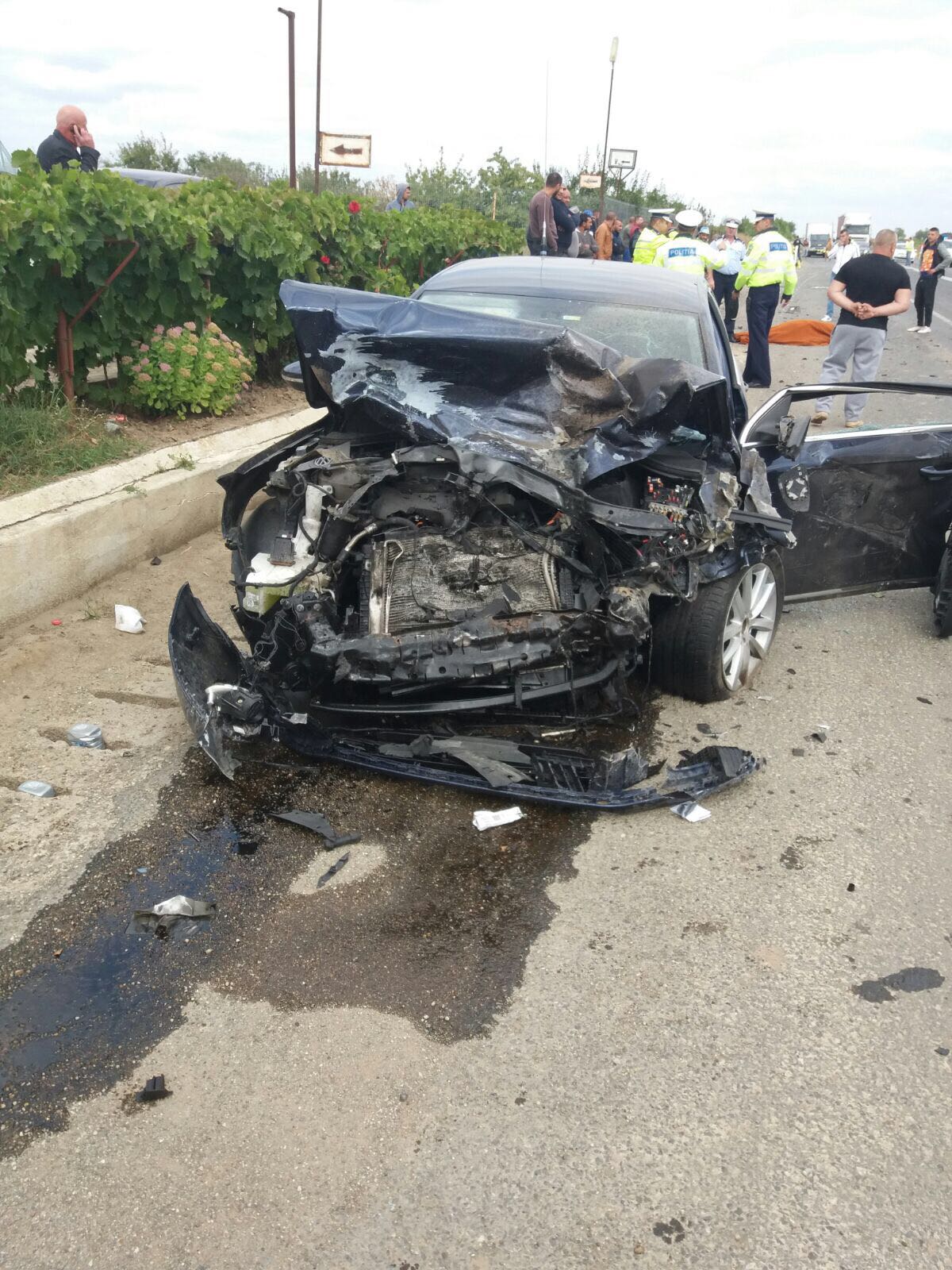 GALERIE FOTO/Un mort și patru răniți pe DN 2 E 85, în judeţul Vrancea, după ce două mașini s-au ciocnit