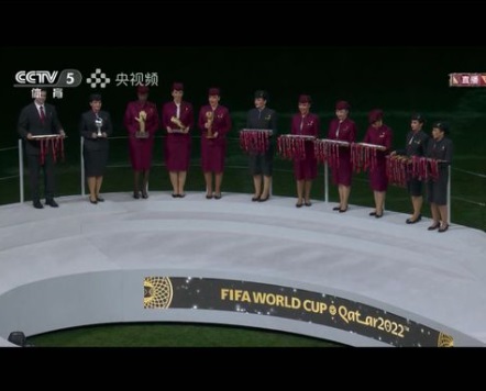O româncă, pe scenă la decernarea Cupei Mondiale din Qatar. A ținut în mână trofeul câștigat de Messi