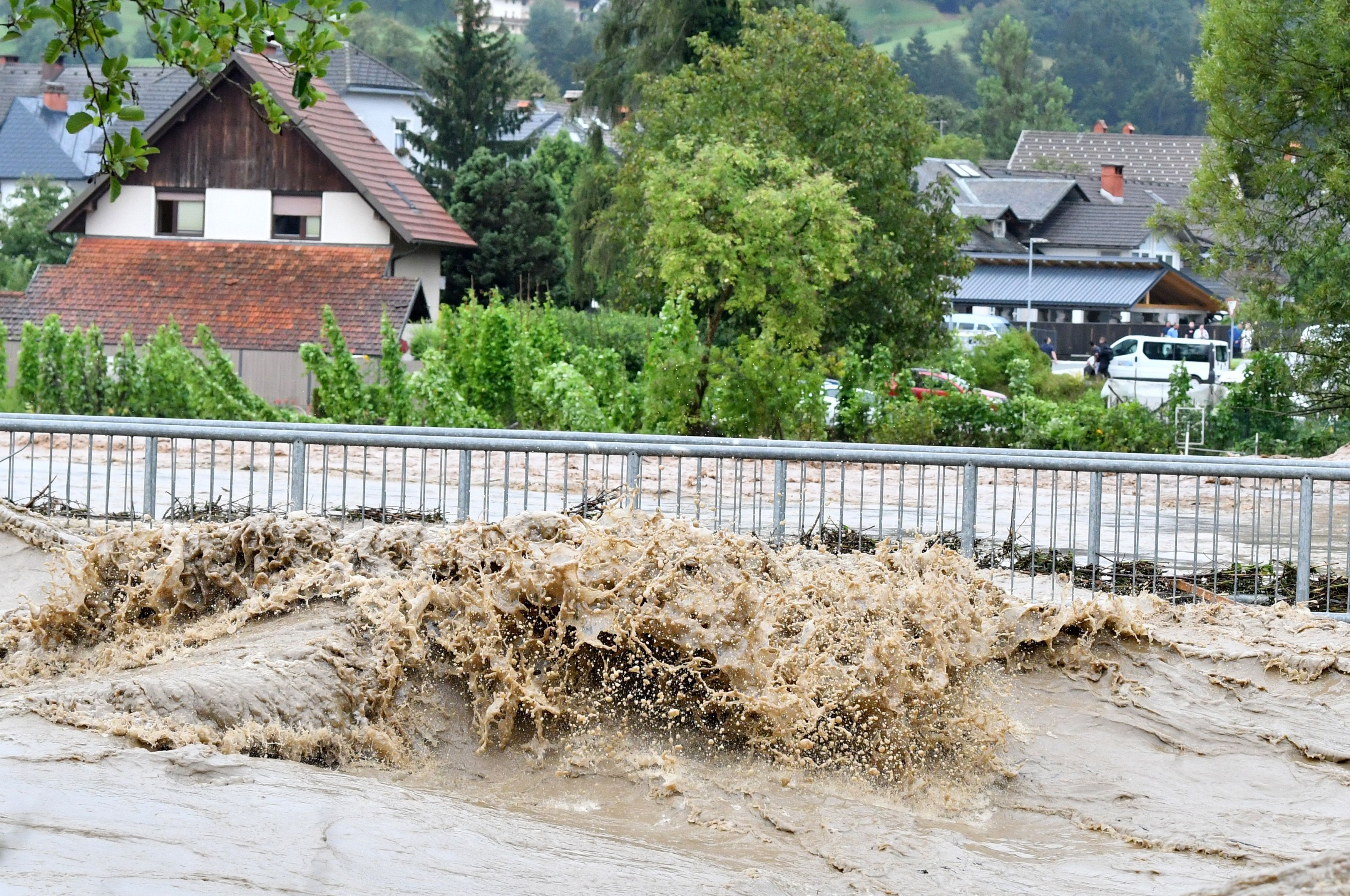 Inundații catastrofale în Slovenia, unde oamenii sunt evacuați cu elicopterele. Cel puțin trei persoane au murit