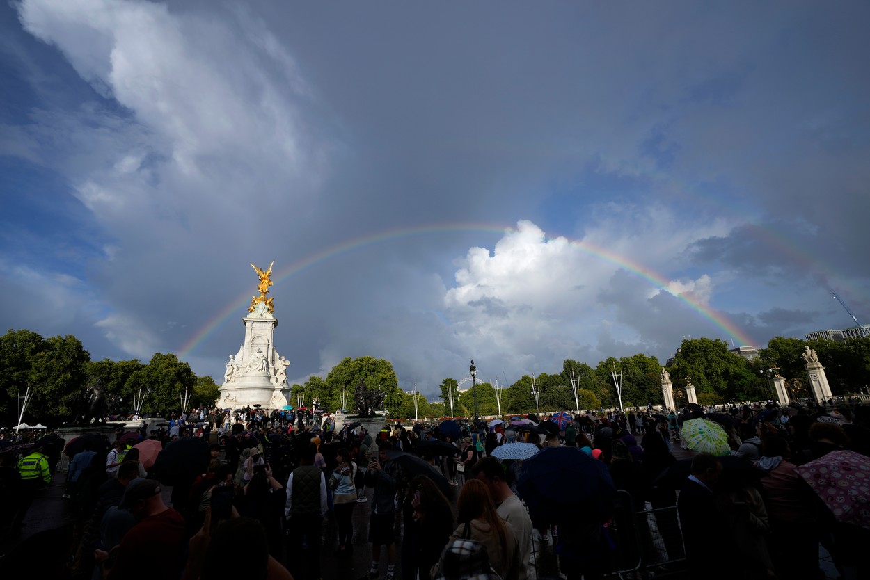 Curcubeu dublu deasupra Palatului Buckingham, după moartea Reginei Elisabeta a II-a