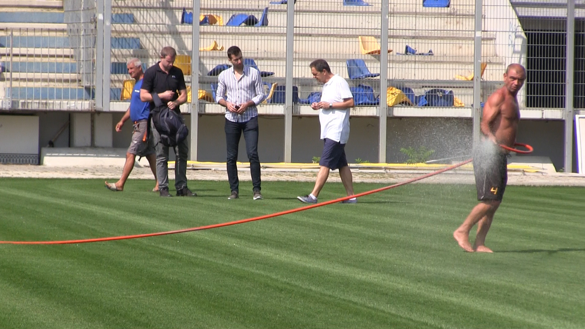 Cum arată gazonul stadionului Ilie Oană din Ploiești înaintea meciului România - Muntenegru. S-au montat rulouri de iarbă pe 700 mp | FOTO și VIDEO