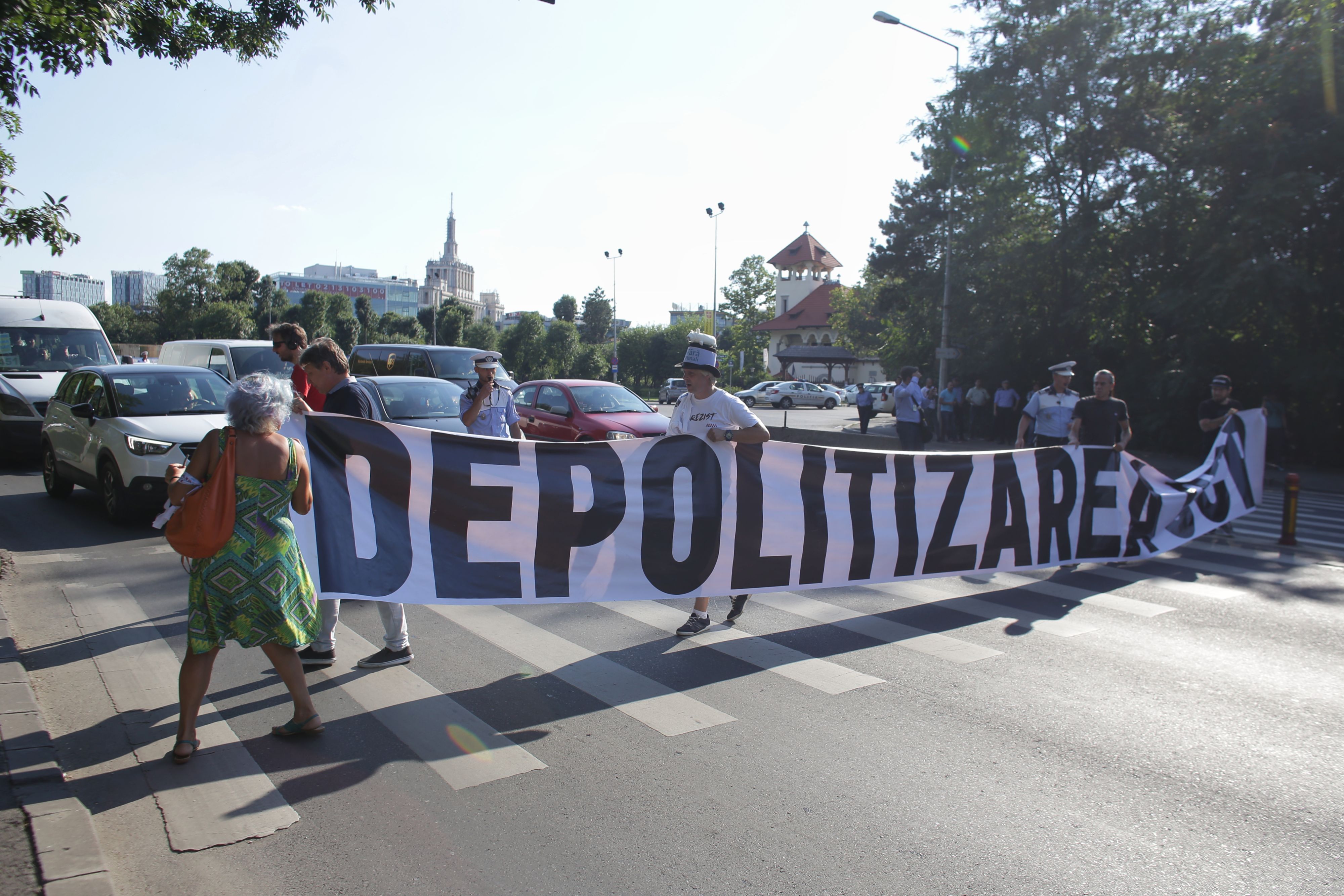 Protest la Fântâna Miorița din București. Oamenii au blocat trecerea de pietoni, în semn de protest față de ultimele modificări ale codurilor penale